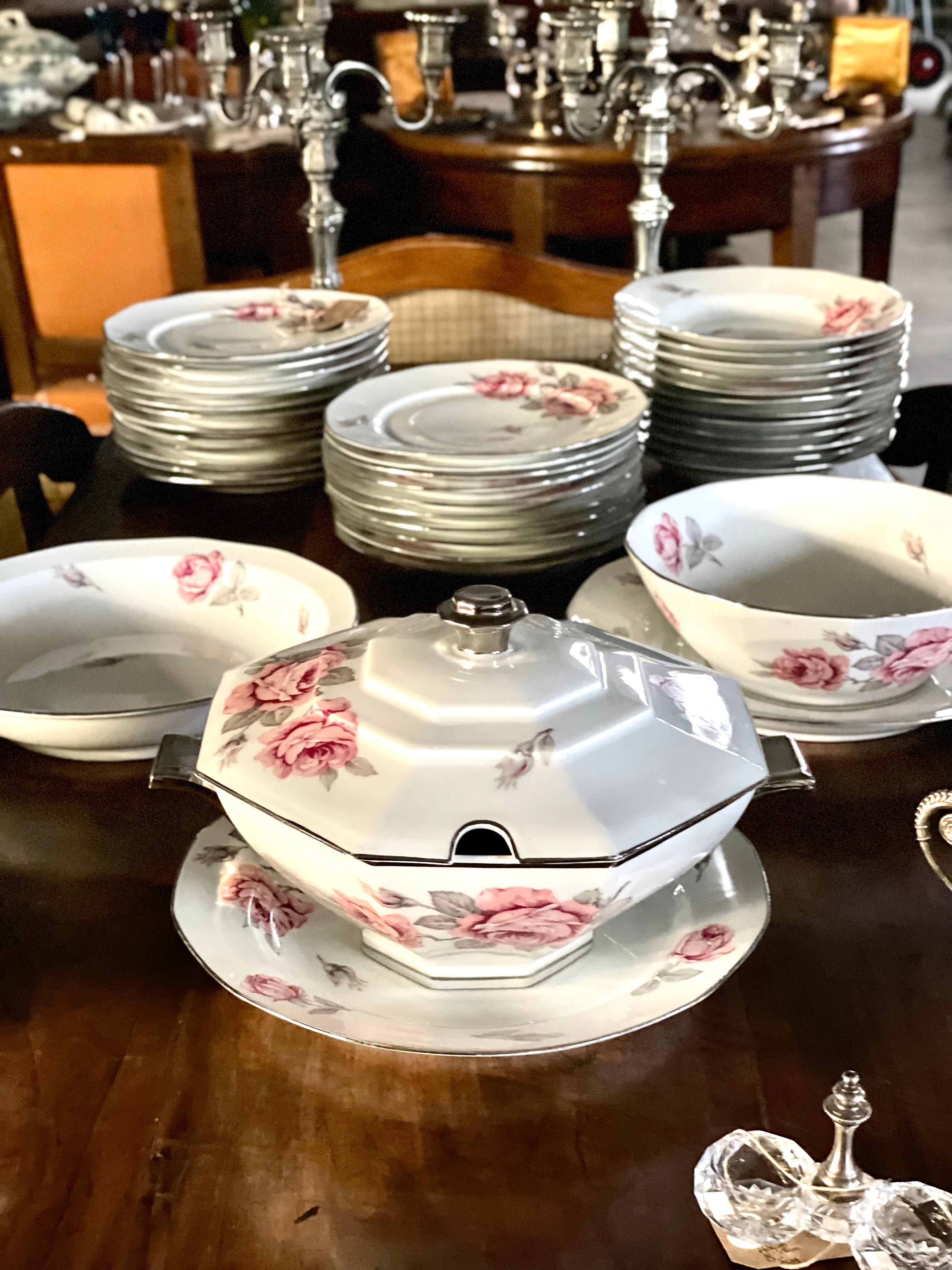 Service de table de Limoges du 20ème siècle pour 12 personnes avec motif de roses en vente 4