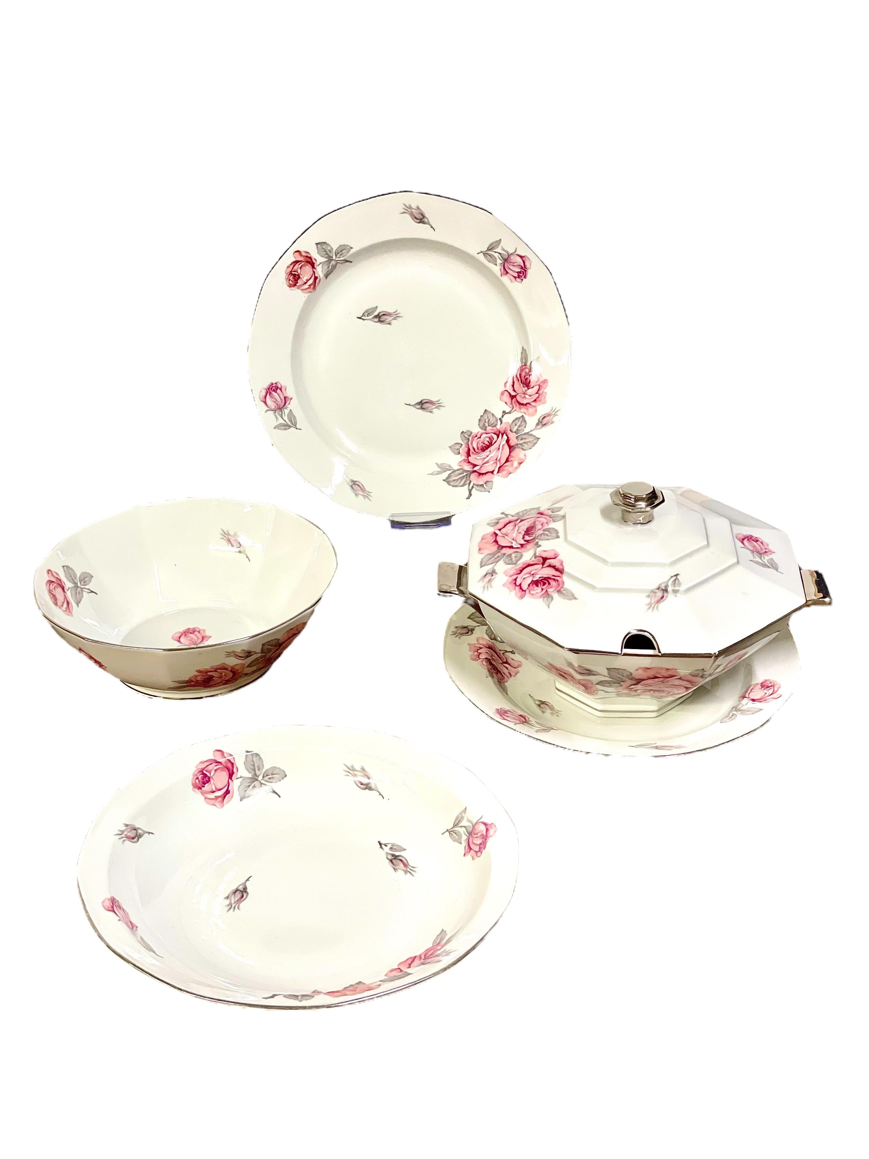 Service de table de Limoges du 20ème siècle pour 12 personnes avec motif de roses en vente 5