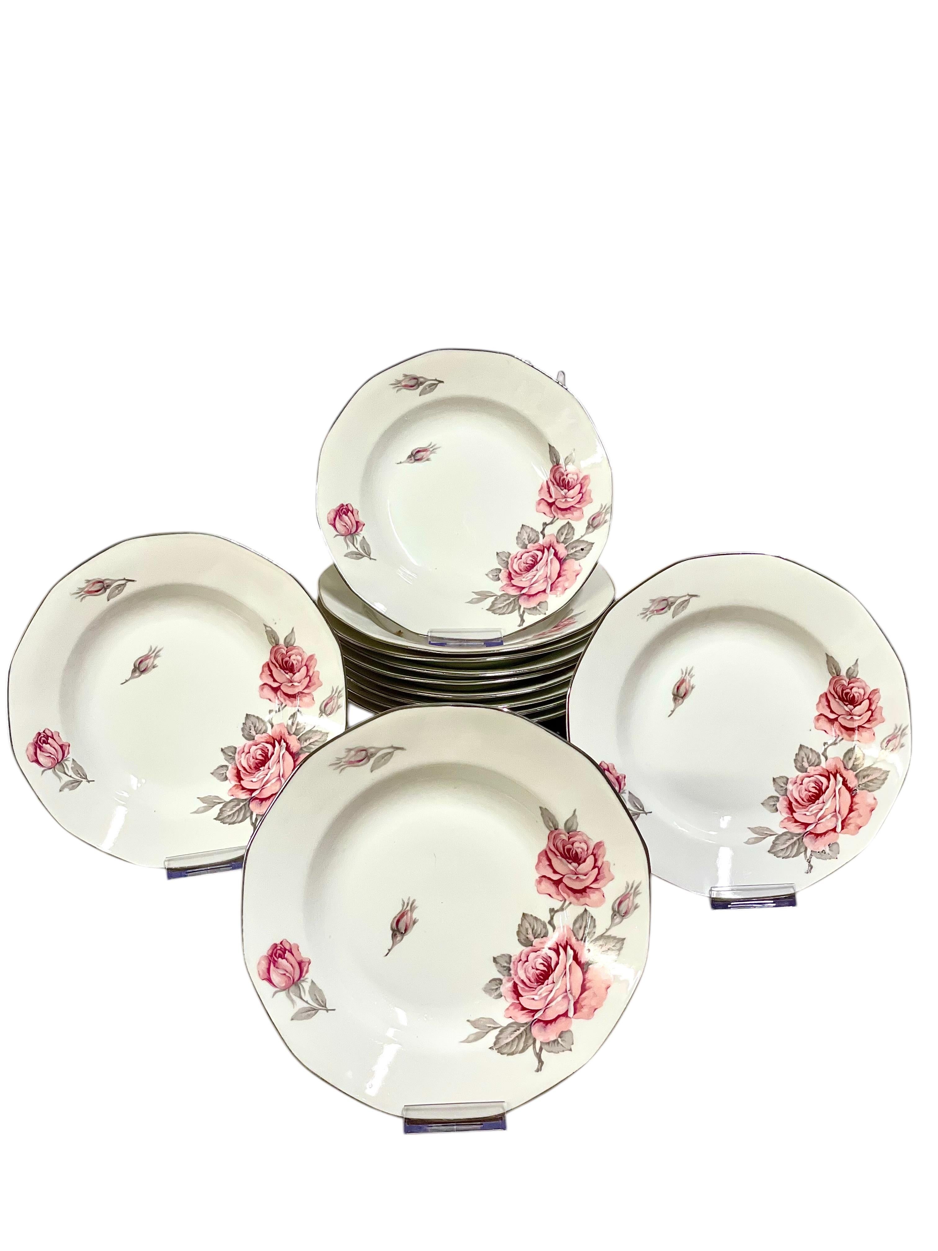 Service de table de Limoges du 20ème siècle pour 12 personnes avec motif de roses en vente 6