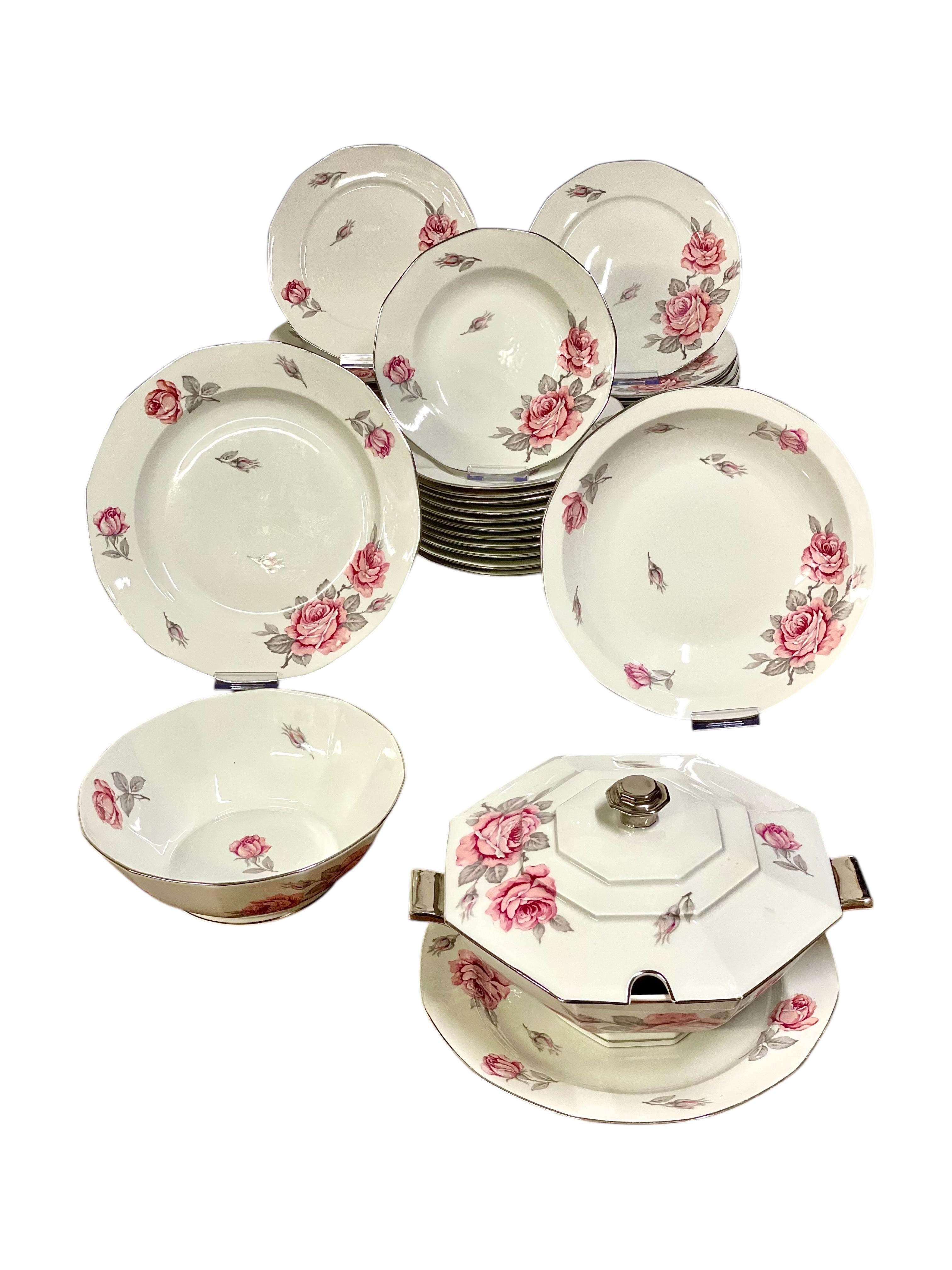 Service de table de Limoges du 20ème siècle pour 12 personnes avec motif de roses en vente 8