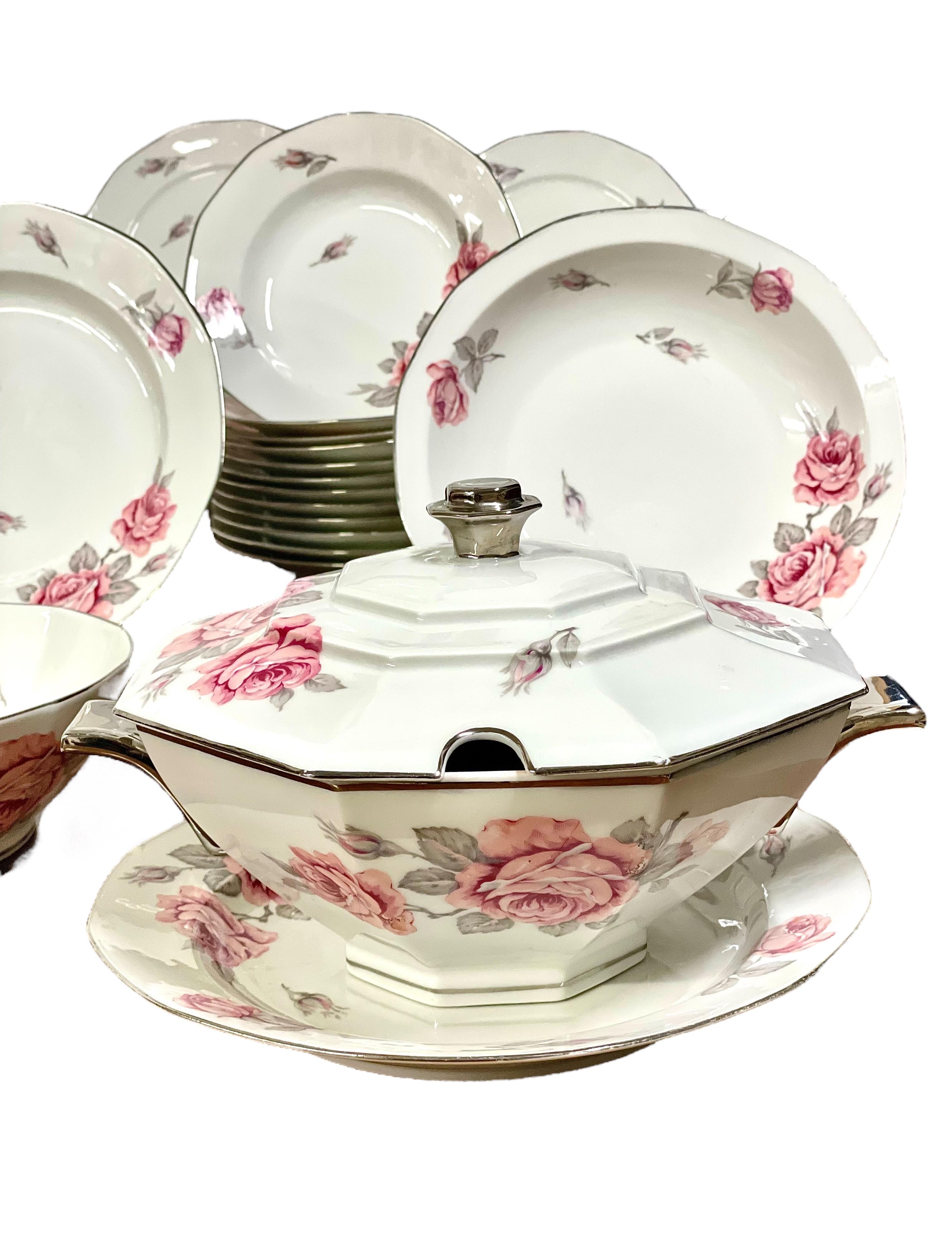Peint à la main Service de table de Limoges du 20ème siècle pour 12 personnes avec motif de roses en vente