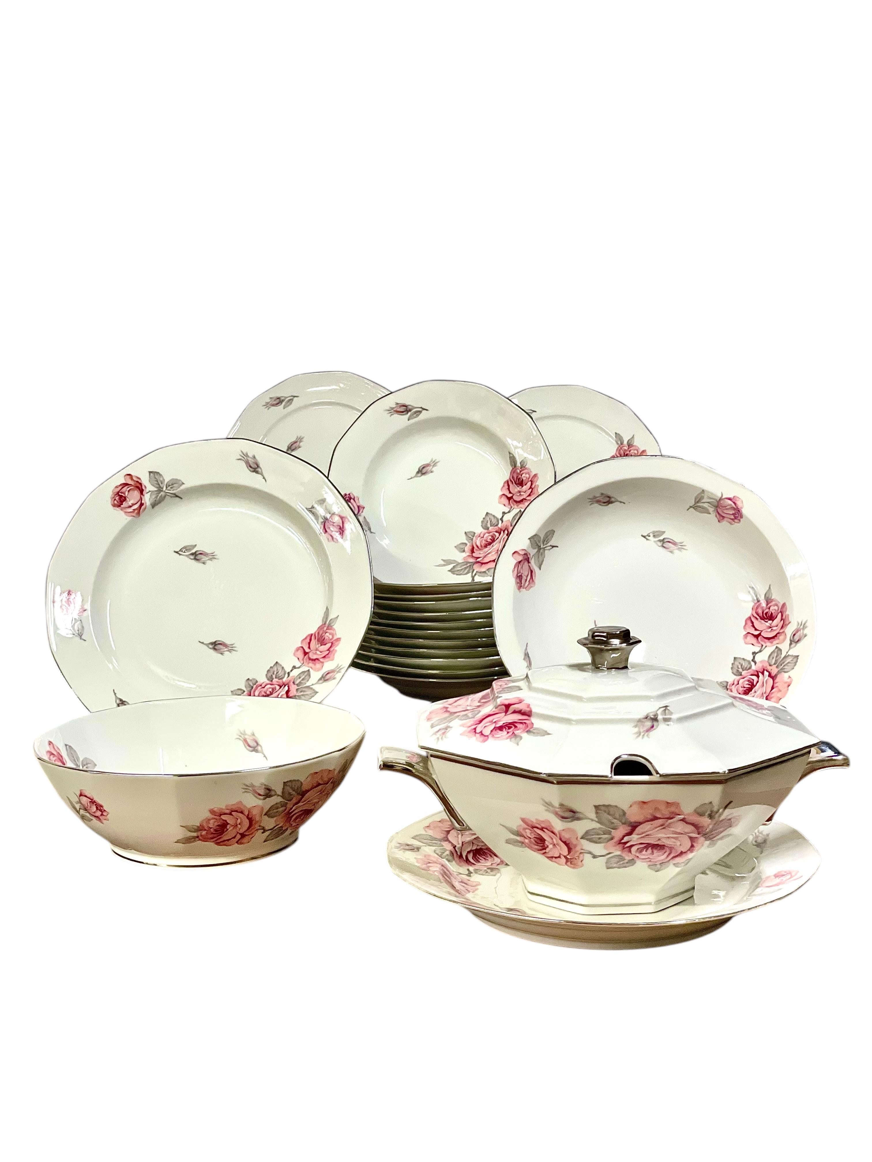 Service de table de Limoges du 20ème siècle pour 12 personnes avec motif de roses en vente 1