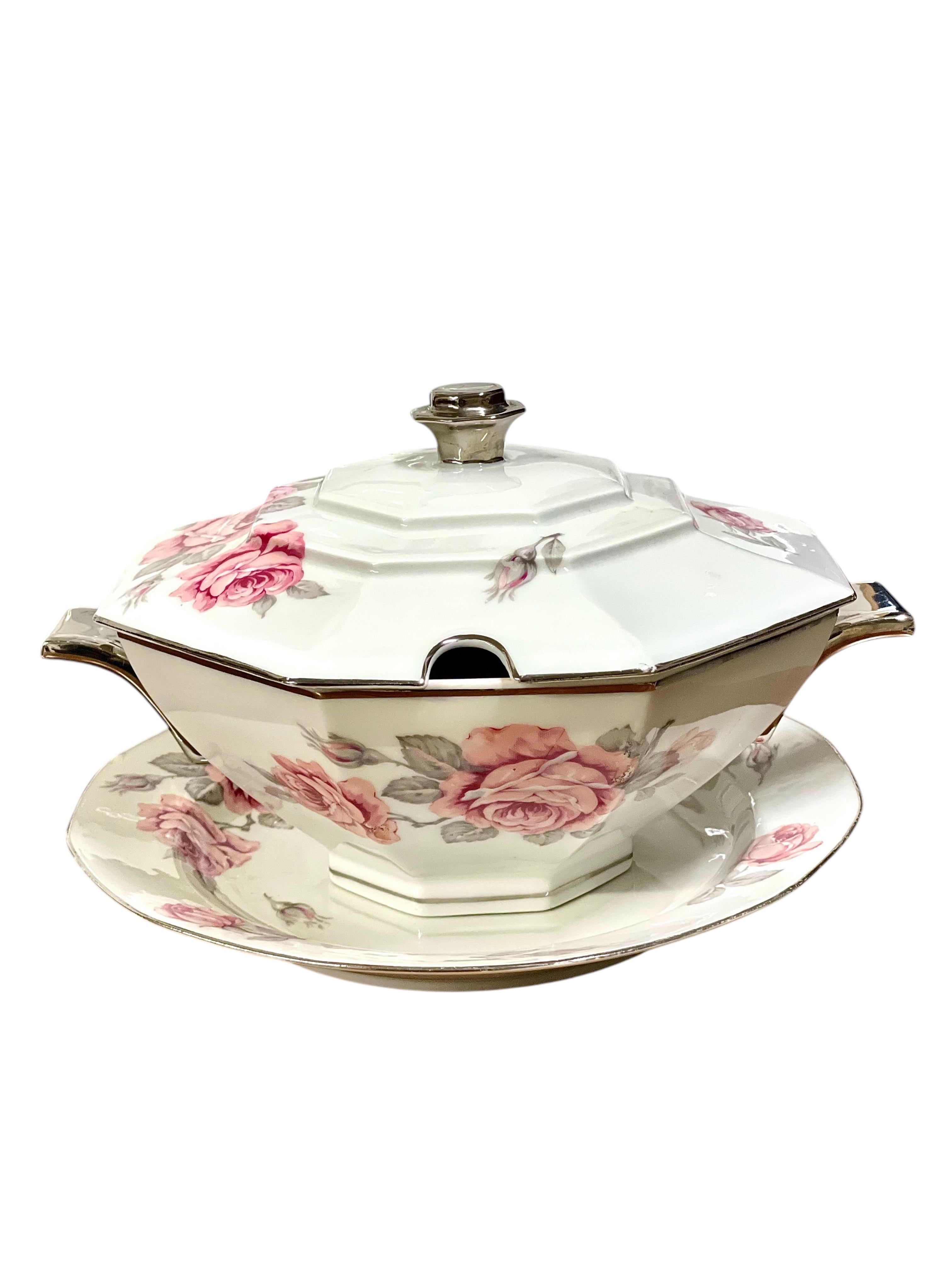 Service de table de Limoges du 20ème siècle pour 12 personnes avec motif de roses en vente 2