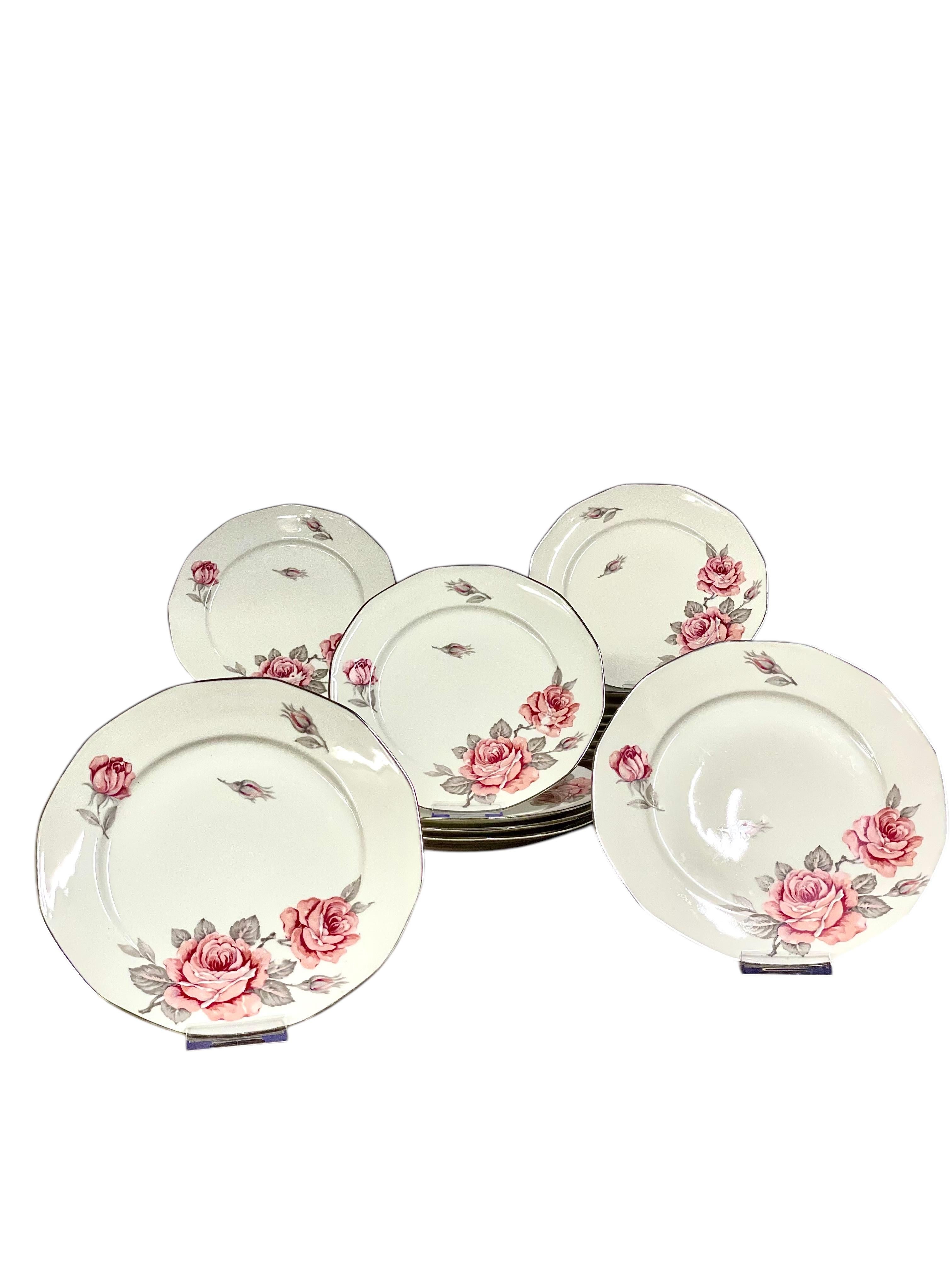 Este exquisito juego de platos de porcelana, fabricado en Limoges (Francia), es un ejemplo intemporal de artesanía y elegancia francesas. Adornado con un delicado motivo de rosa rosa pintado a mano y acentuado con un sutil follaje gris, este juego