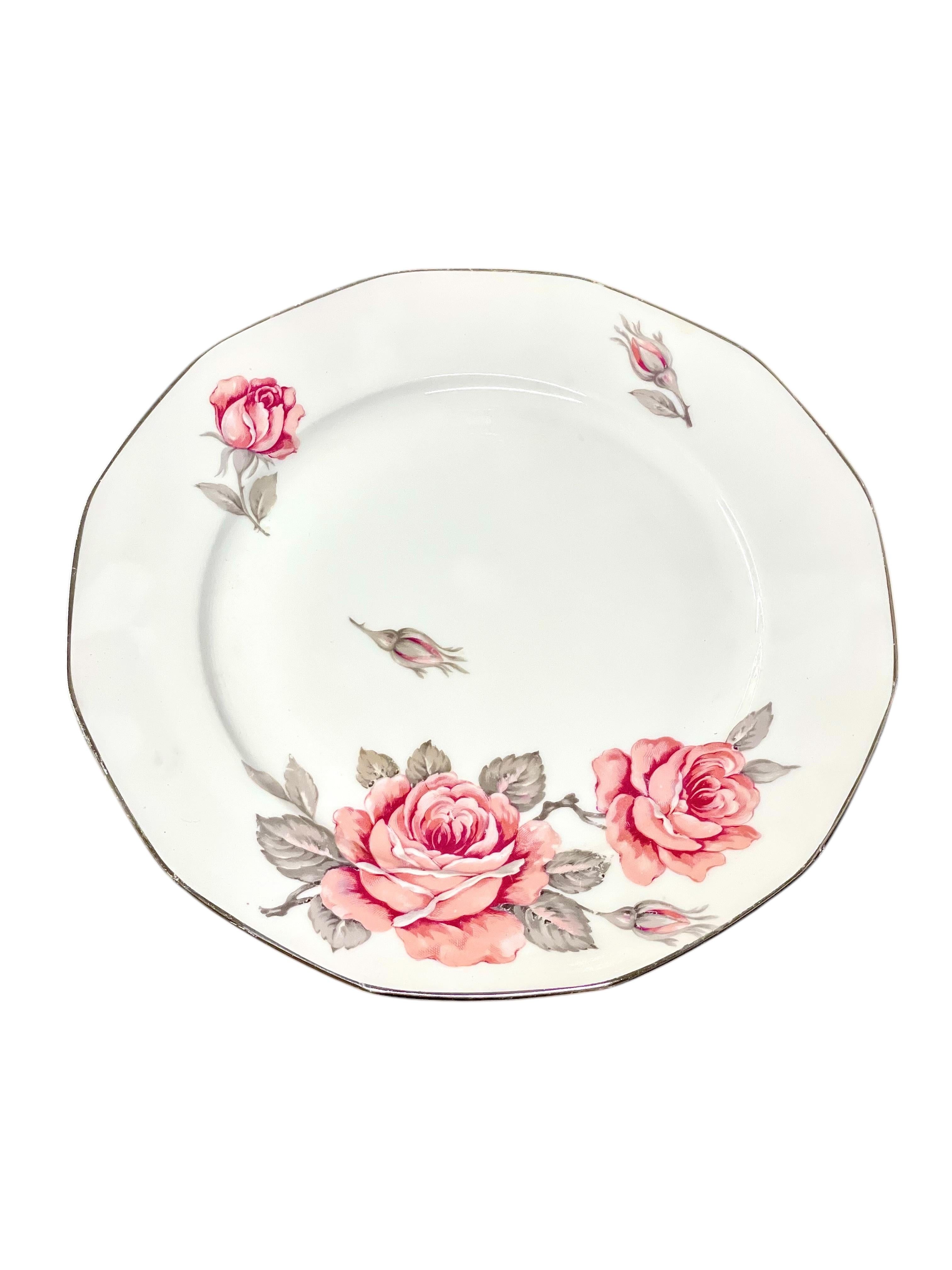 Juego de 12 platos llanos de porcelana de Limoges del siglo XX con motivo de rosas Francés en venta