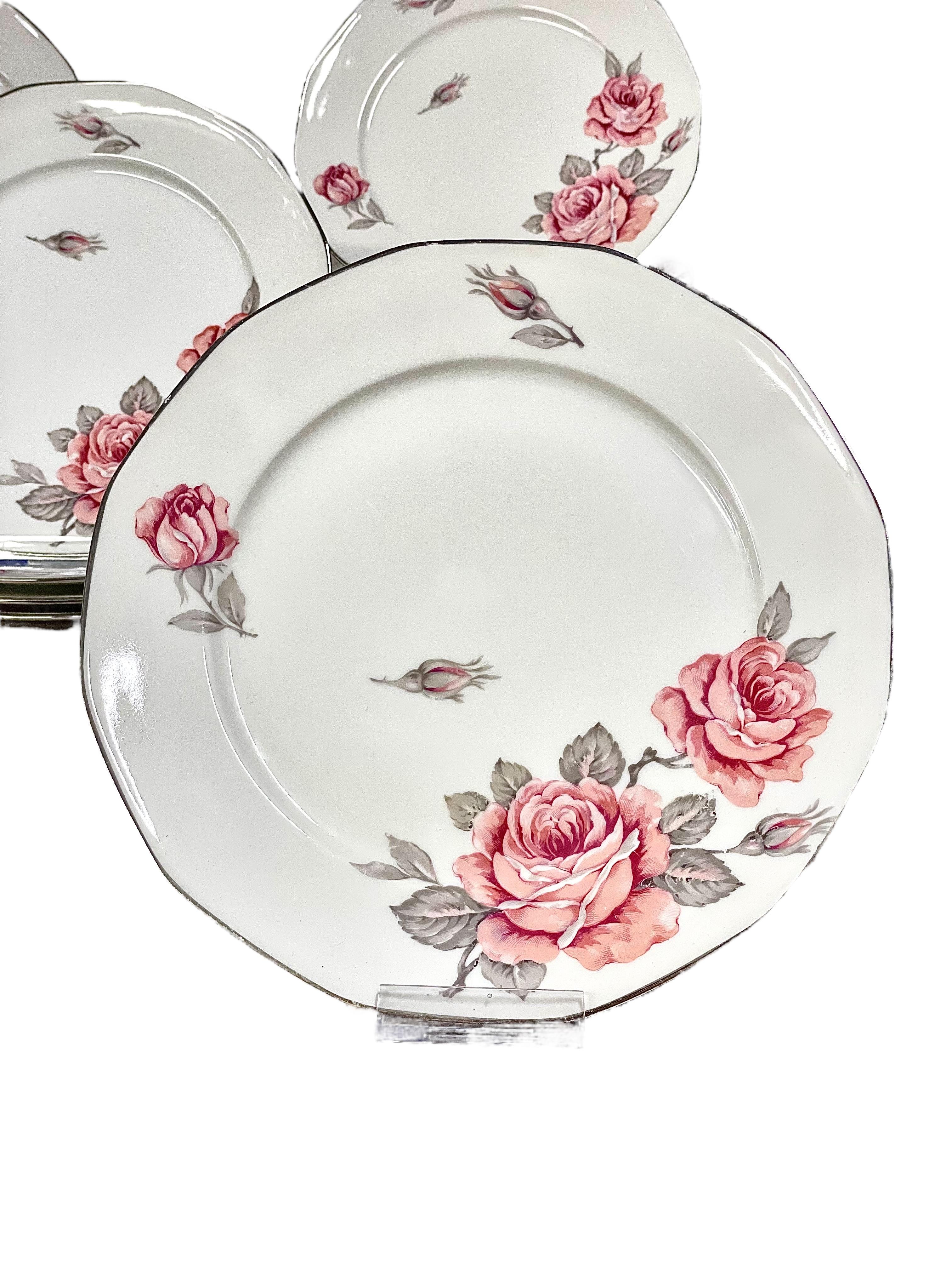 Juego de 12 platos llanos de porcelana de Limoges del siglo XX con motivo de rosas Pintado a mano en venta