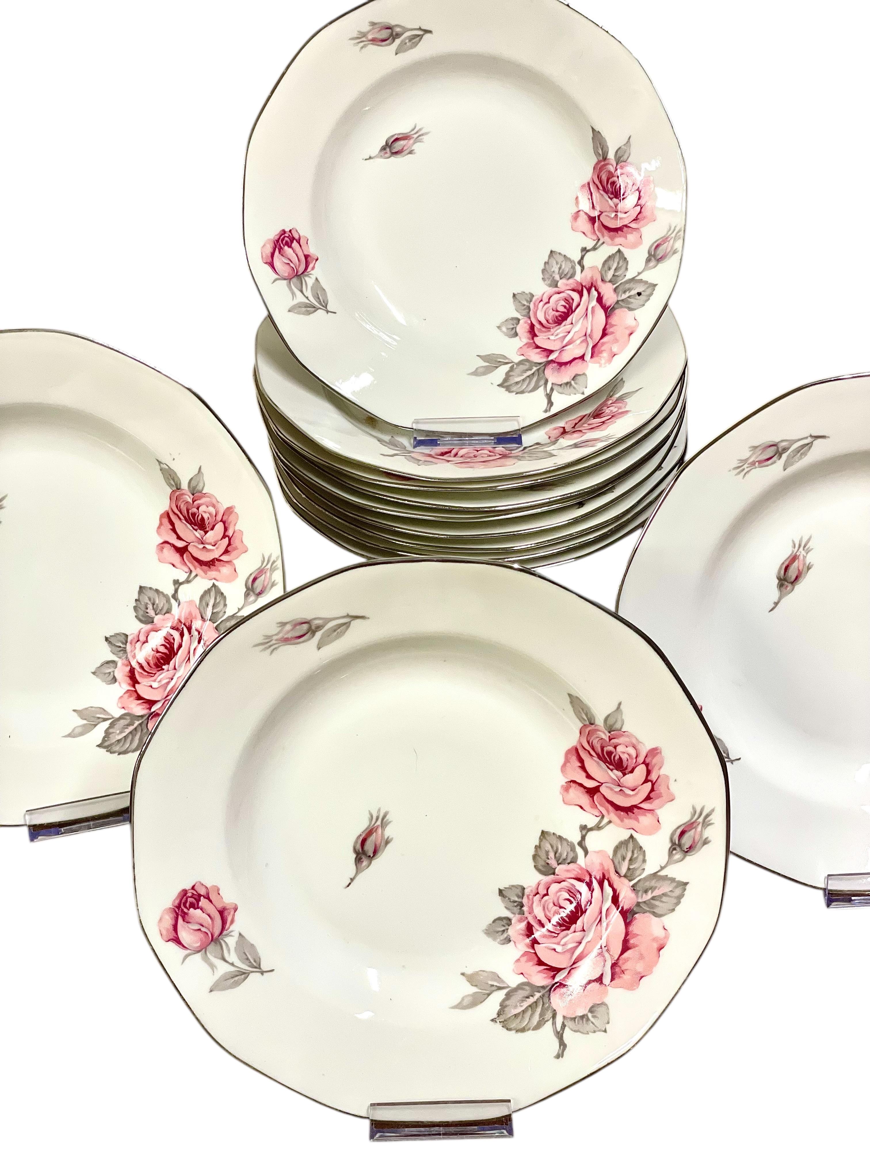 Juego de 12 platos llanos de porcelana de Limoges del siglo XX con motivo de rosas en Bueno estado para la venta en LA CIOTAT, FR