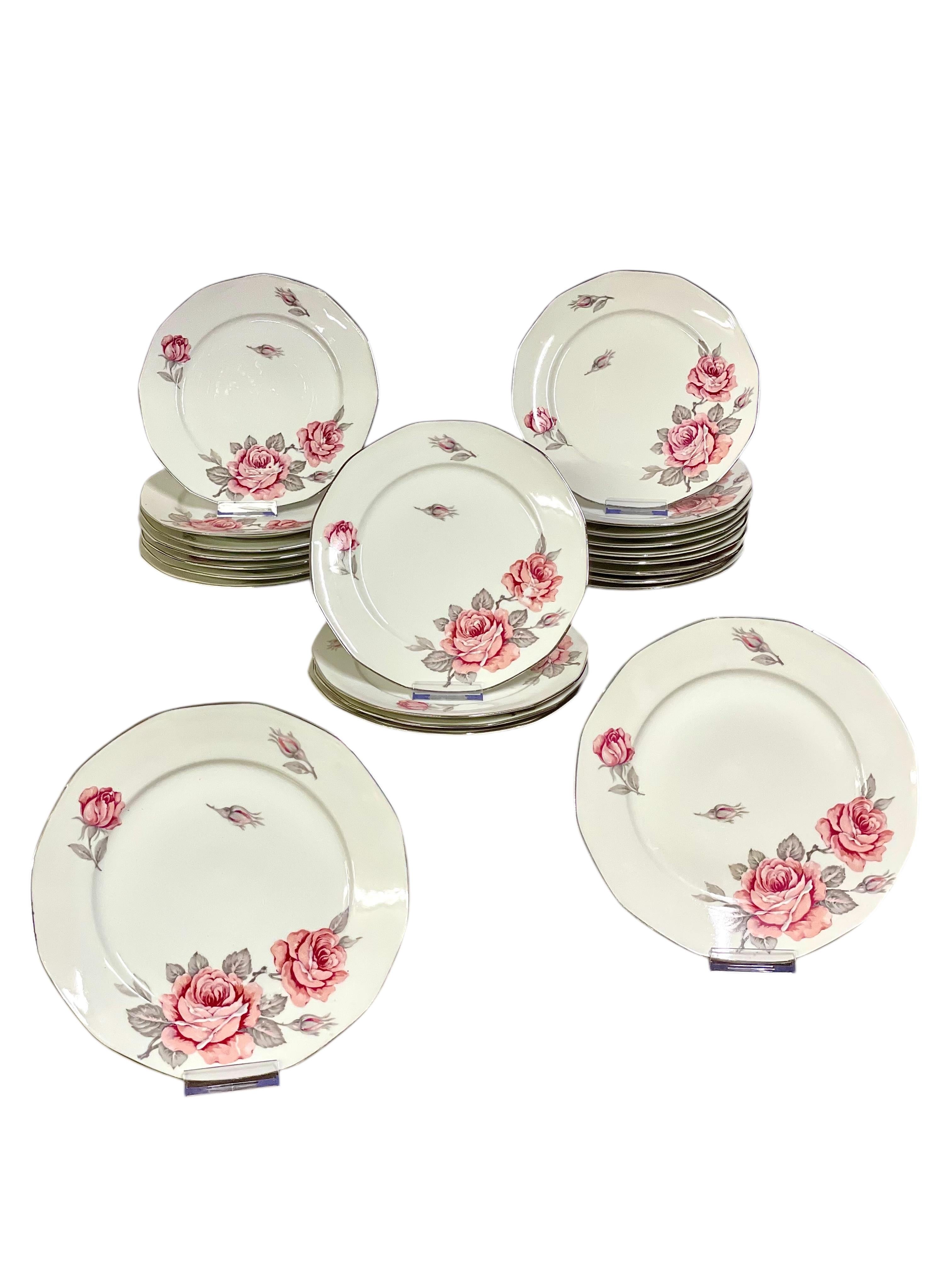 Juego de 12 platos llanos de porcelana de Limoges del siglo XX con motivo de rosas Porcelana en venta