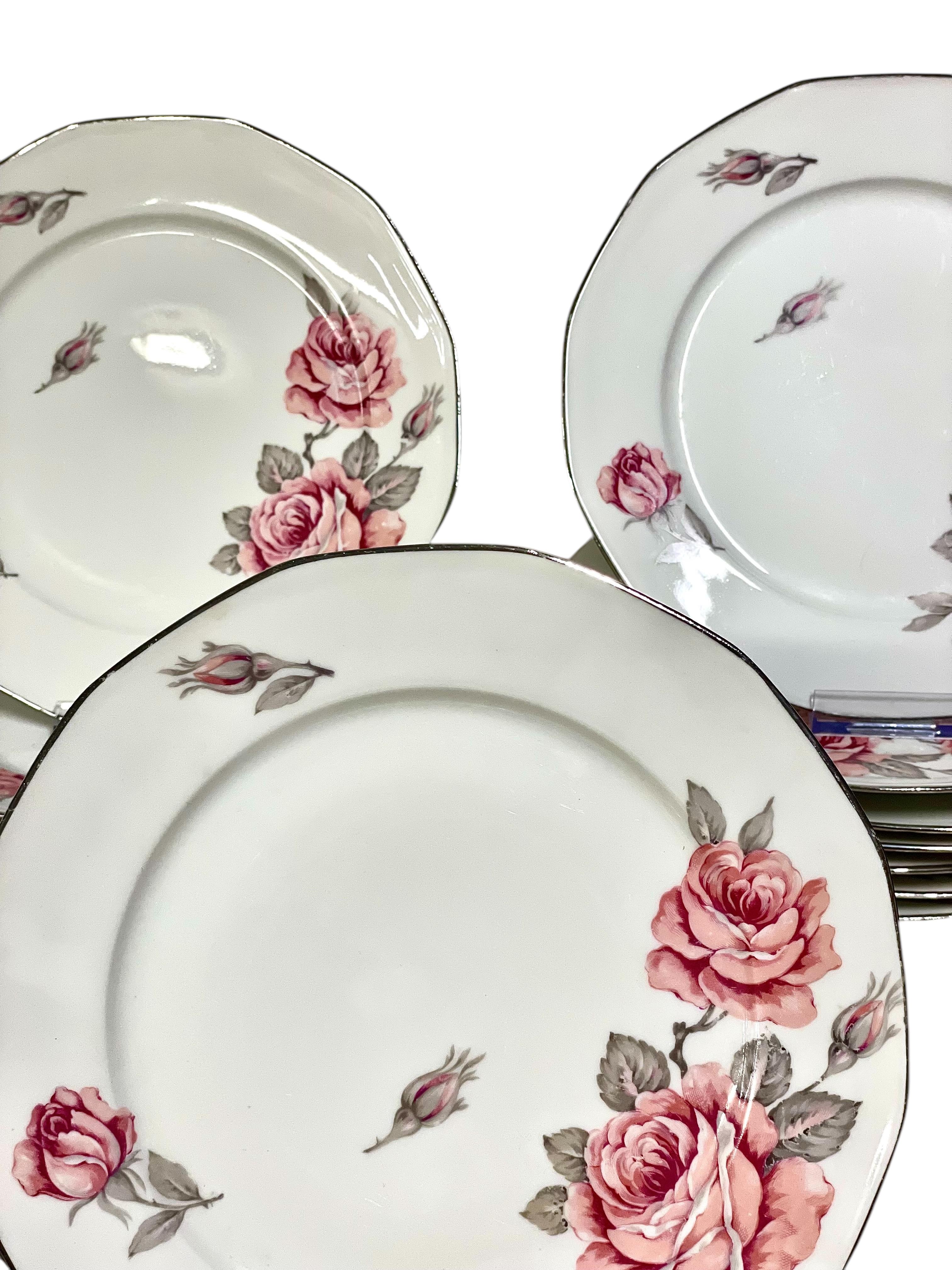 Juego de 12 platos llanos de porcelana de Limoges del siglo XX con motivo de rosas en venta 2