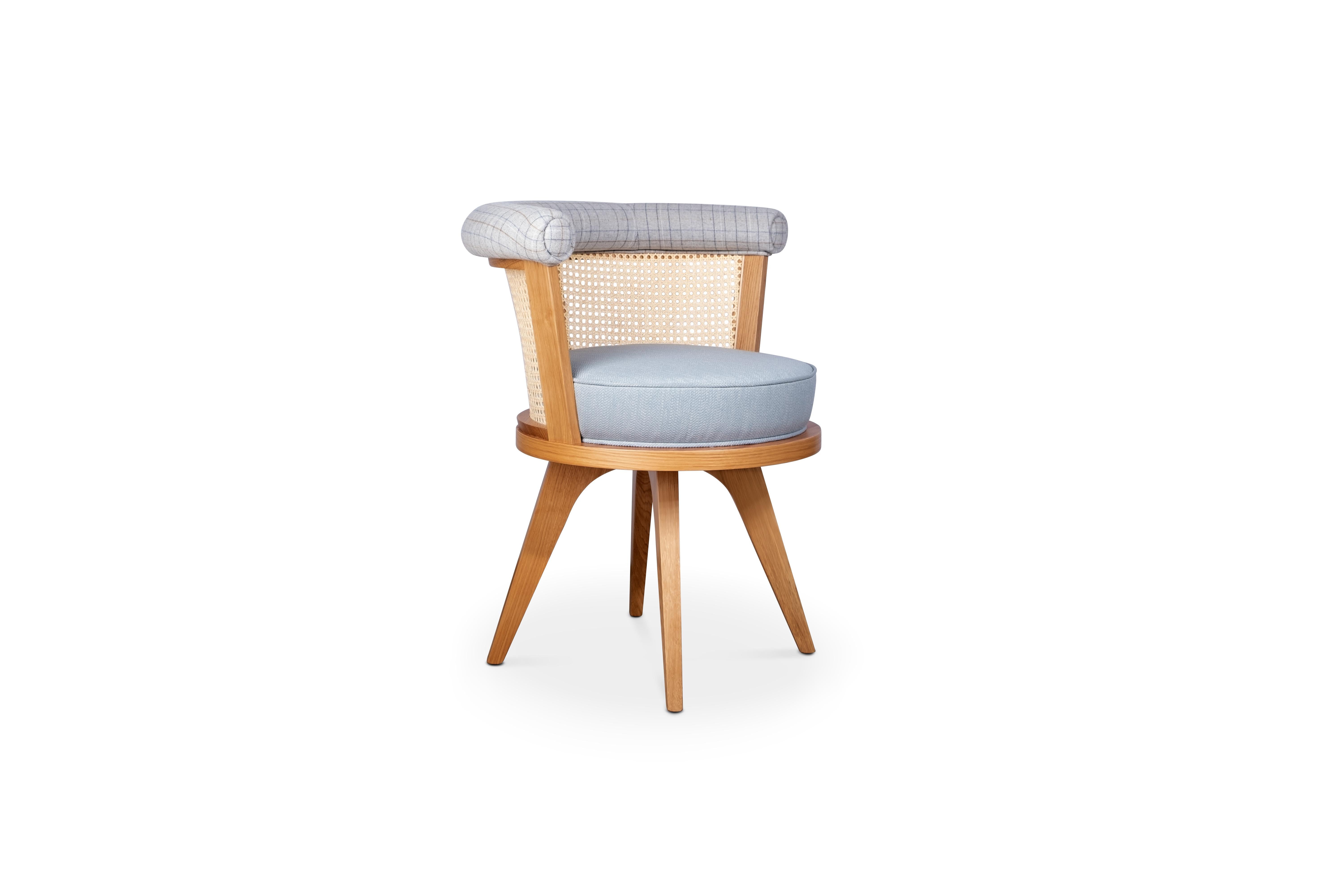 George is one of the wood tailors club's bestsellers.

A membership application in a privileged club sometimes requires an endorsement by at least one club member. So, inspired in the symbolism of the act, George Dining Chair takes the name of King