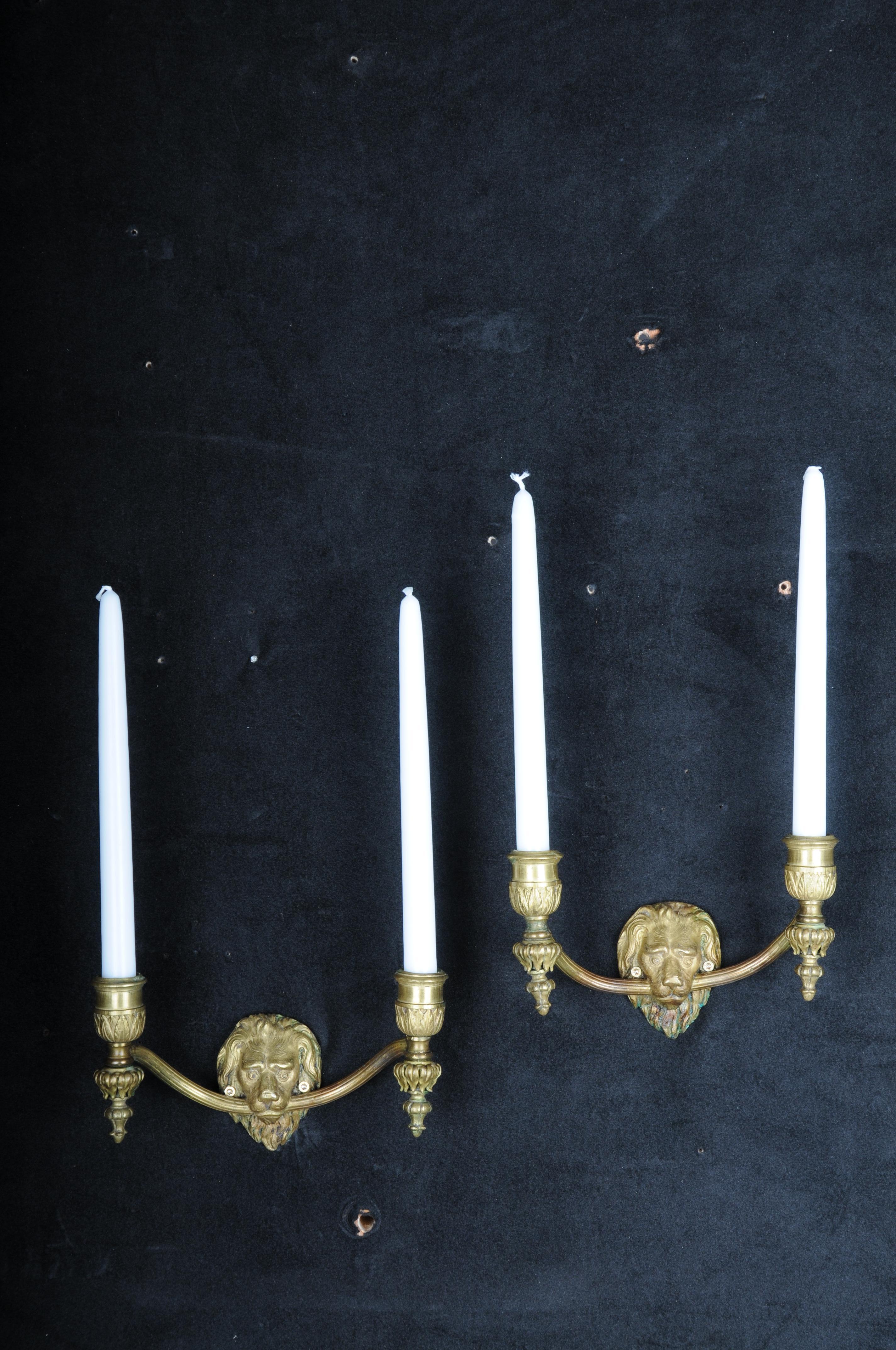 20th Century lion wall sconce/wall candlestick, brass, gold

Wall sconces each with two long curved candle light arms. Fluted spouts. A lion's head in the middle

Electrified and operational.