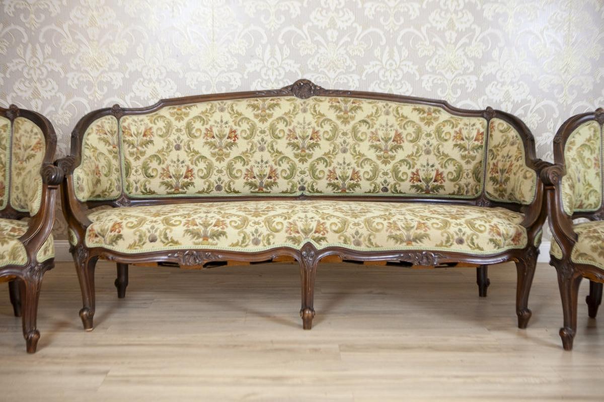 Rococo Revival Walnut Living Room Set From the Early 20th Century - 3 Pieces

Presenting an elegant and timeless three-piece living room set in the refined Neo-Rococo style, dating back to the early 1900s. Crafted from solid walnut wood, this