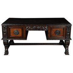 Bureau d'historicisme Lordly du 20e siècle Chêne massif avec placage de noyer