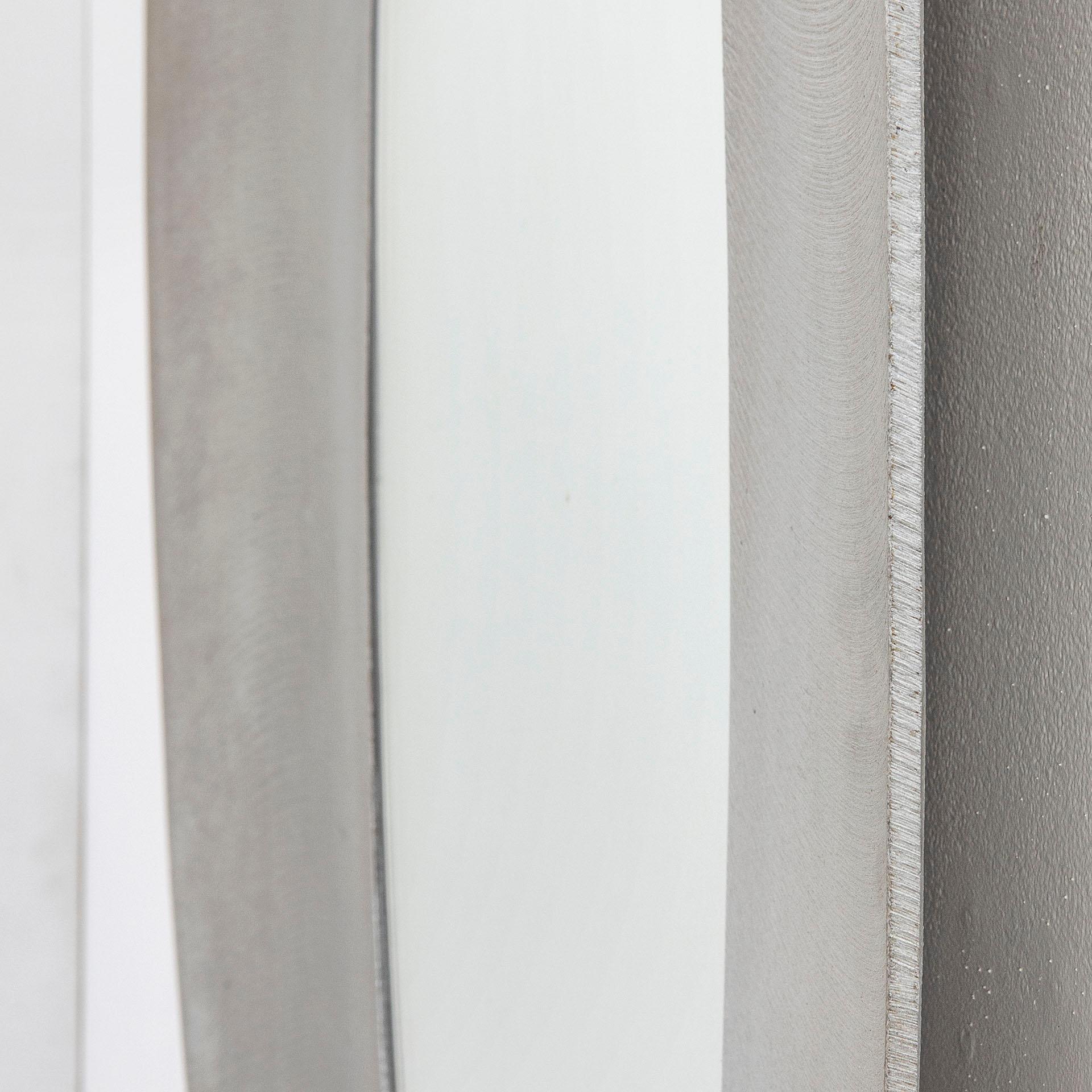 Mid-Century moderno Specchio ovale del XX secolo di Lorenzo Burchiellaro con cornice in alluminio pressofuso in vendita