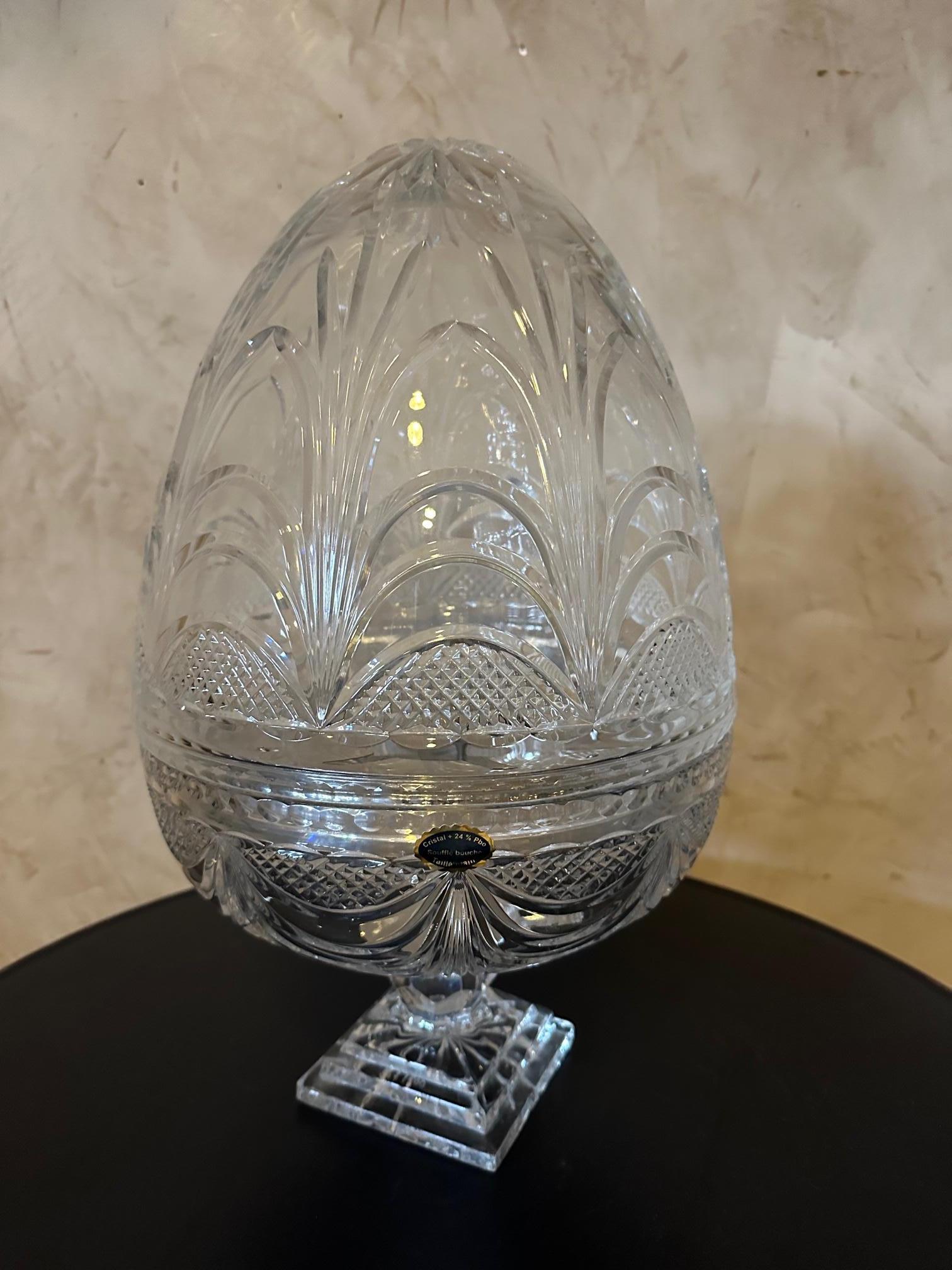 Magnificent Lorraine crystal champagne cellar from the 80s in limited edition, numbered 167/500. 
Silver metal support inside the egg to accommodate a bottle of champagne and possibly flutes of champagne. Very beautiful details engraved on the