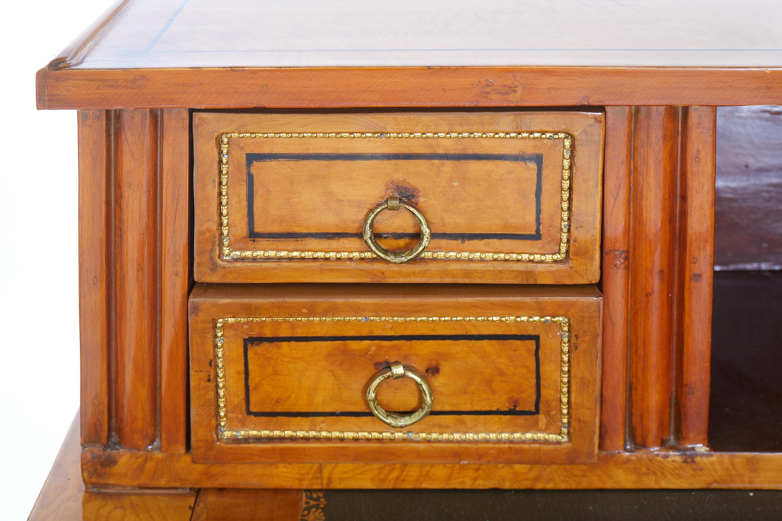 Schöner und eleganter Louis-Philippe-Schreibtisch aus Mahagoni-Wurzelholz mit Leder und bronzefarbenen Designdetails. Der Schreibtisch verfügt über viele Schubladen und eine tiefe Schublade mit Frontauszug. Der Schreibtisch ist in sehr gutem Zustand