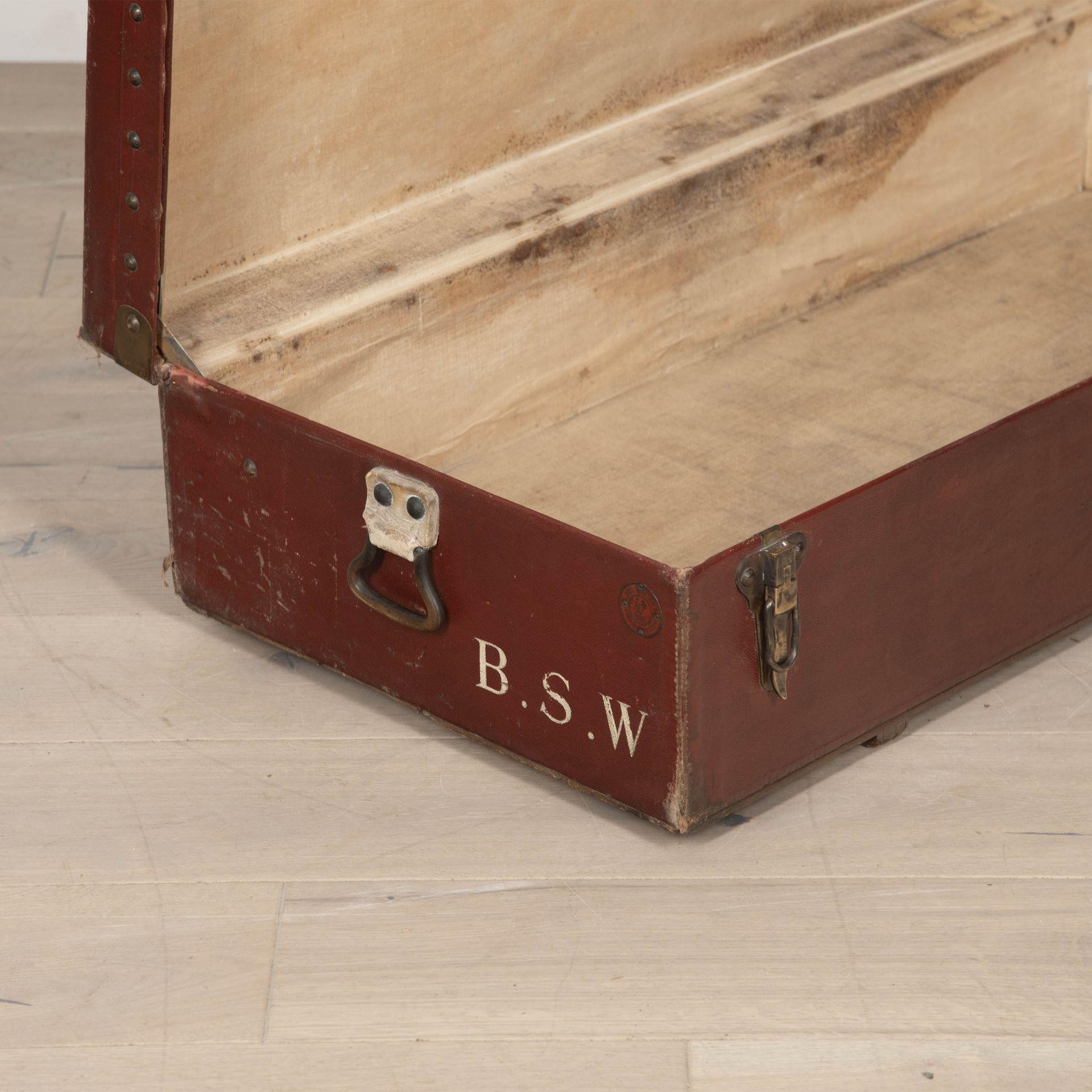 Baule per auto Louis Vuitton del XX secolo rivestito in rara Vuittonite rossa
Rexine.
Con rivetti, fermi e serrature stampate in LV, la custodia esterna presenta un po' di usura da viaggio.
Francia, circa 1930.