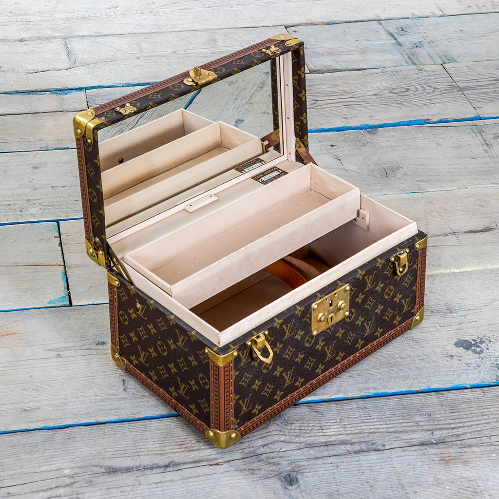 Timeless beauty case by Louis Vuitton from '80s. Timeless model, timeless accesory, to who loves travelling and being always fashion. Perfect for personal objects (jewelry, accesories and documents) to keep safe and always with you during a travel.