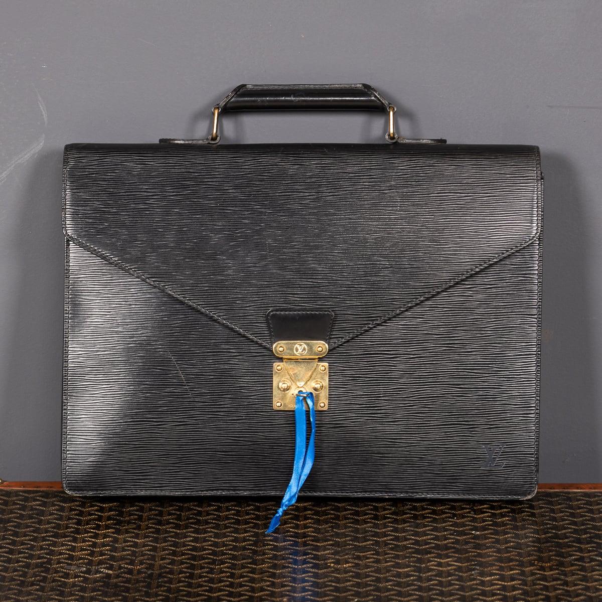 A late 20th Century Louis Vuitton document case, crafted in Epi leather with brass accents. Made in France around 1990, this soft briefcase features a green leather interior lining and a textured Epi leather exterior with a discreet 