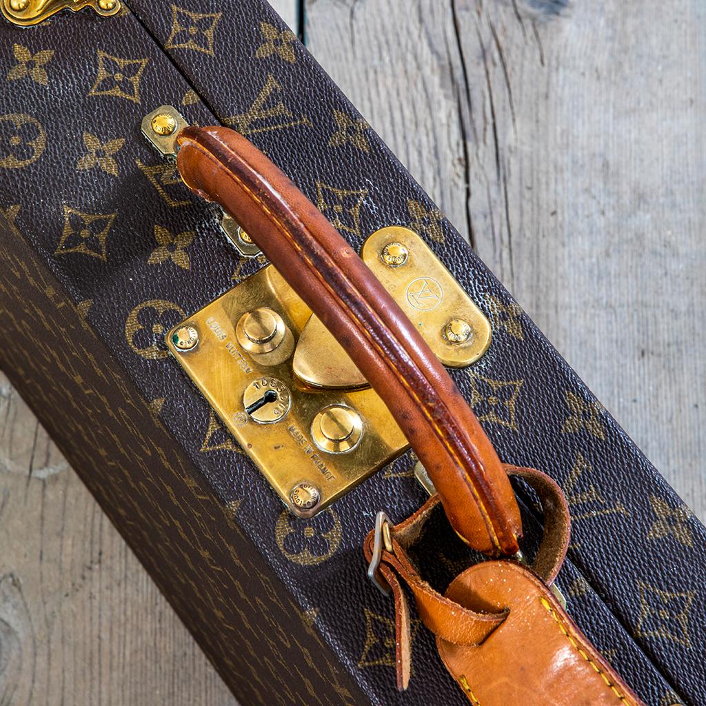 Timeless briefcase by Louis Vuitton from '80s. Timeless model, timeless accesory, to who loves travelling and being always fashion, even during a business meeting. Entirely in leather with classic Monogram Canvas. Good condition, fully original.