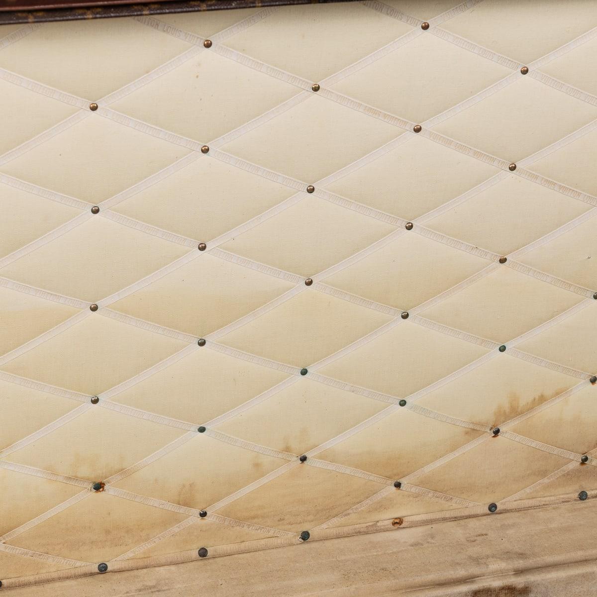 Malle Cabine Louis Vuitton du 20ème siècle en toile monogramme, France c.1930 en vente 9