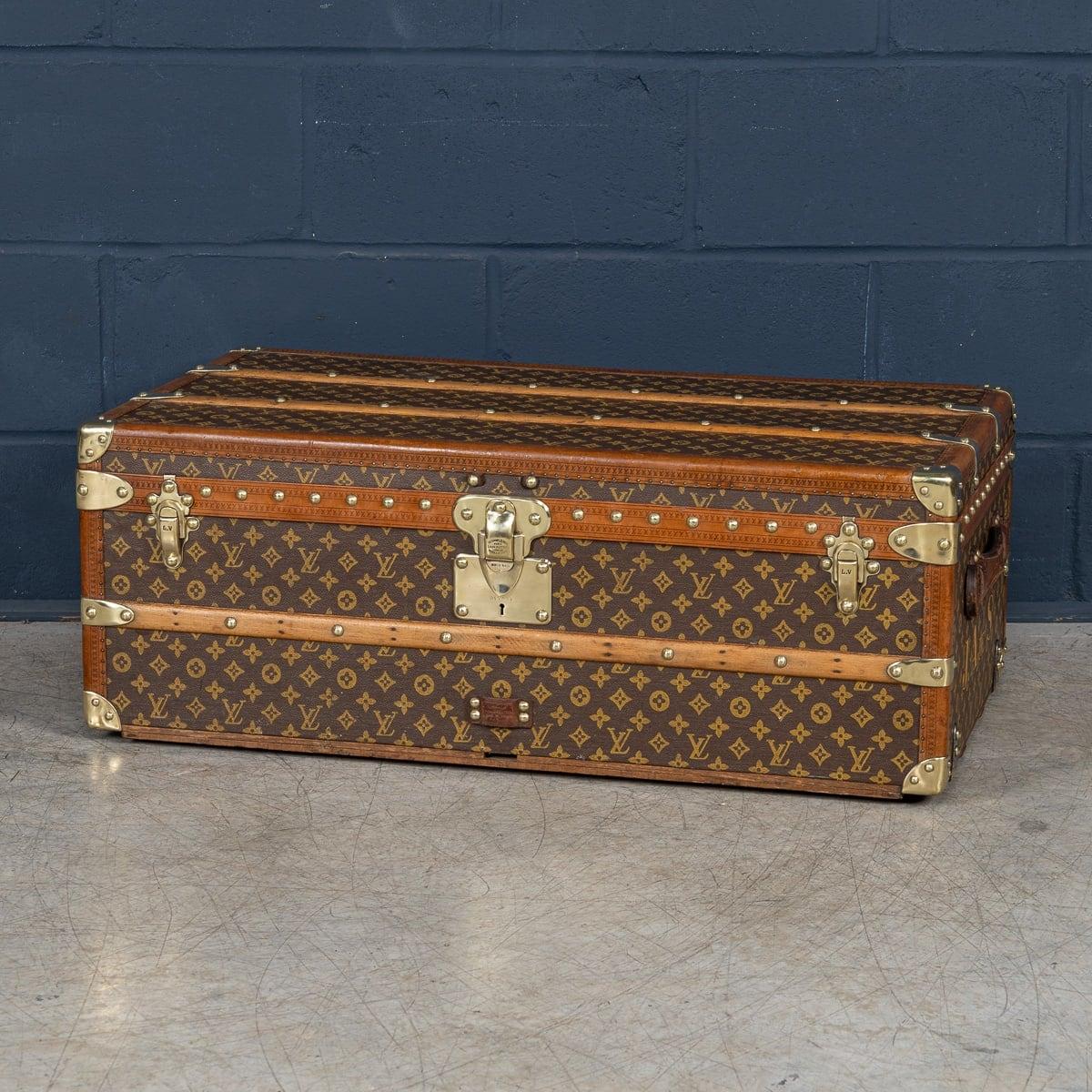 Une malle Louis Vuitton exquise et complète du début du 20e siècle. Objet absolument essentiel pour les voyageurs d'élite de l'époque, la malle est ornée de la toile monogrammée emblématique de LV, rehaussée de garnitures en lozine et de ferrures en