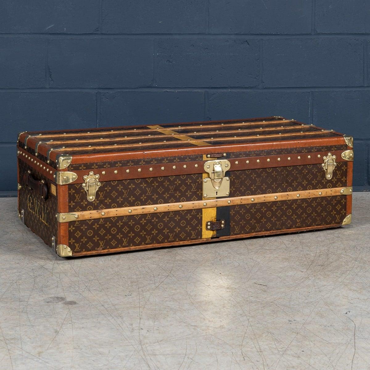 Une malle Louis Vuitton exquise et complète du début du 20e siècle. Objet absolument essentiel pour les voyageurs d'élite de l'époque, la malle est ornée de la toile monogrammée emblématique de LV, rehaussée de garnitures en lozine et de ferrures en