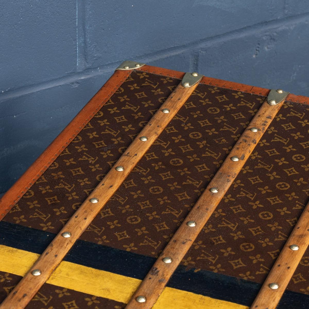Malle Cabine Louis Vuitton du 20ème siècle en toile monogramme, France c.1930 en vente 13