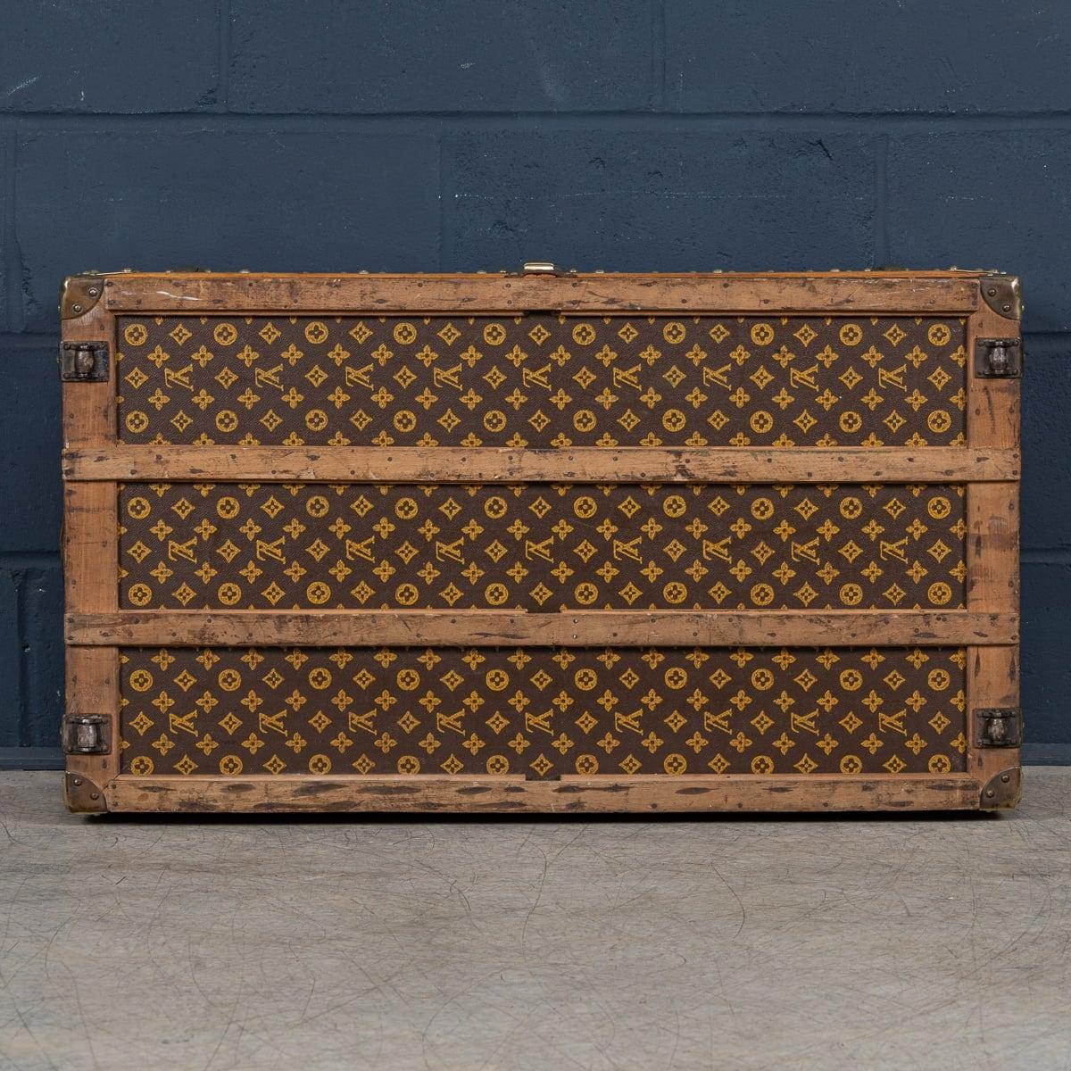 Laiton Malle Cabine Louis Vuitton du 20ème siècle en toile monogramme, France c.1930 en vente