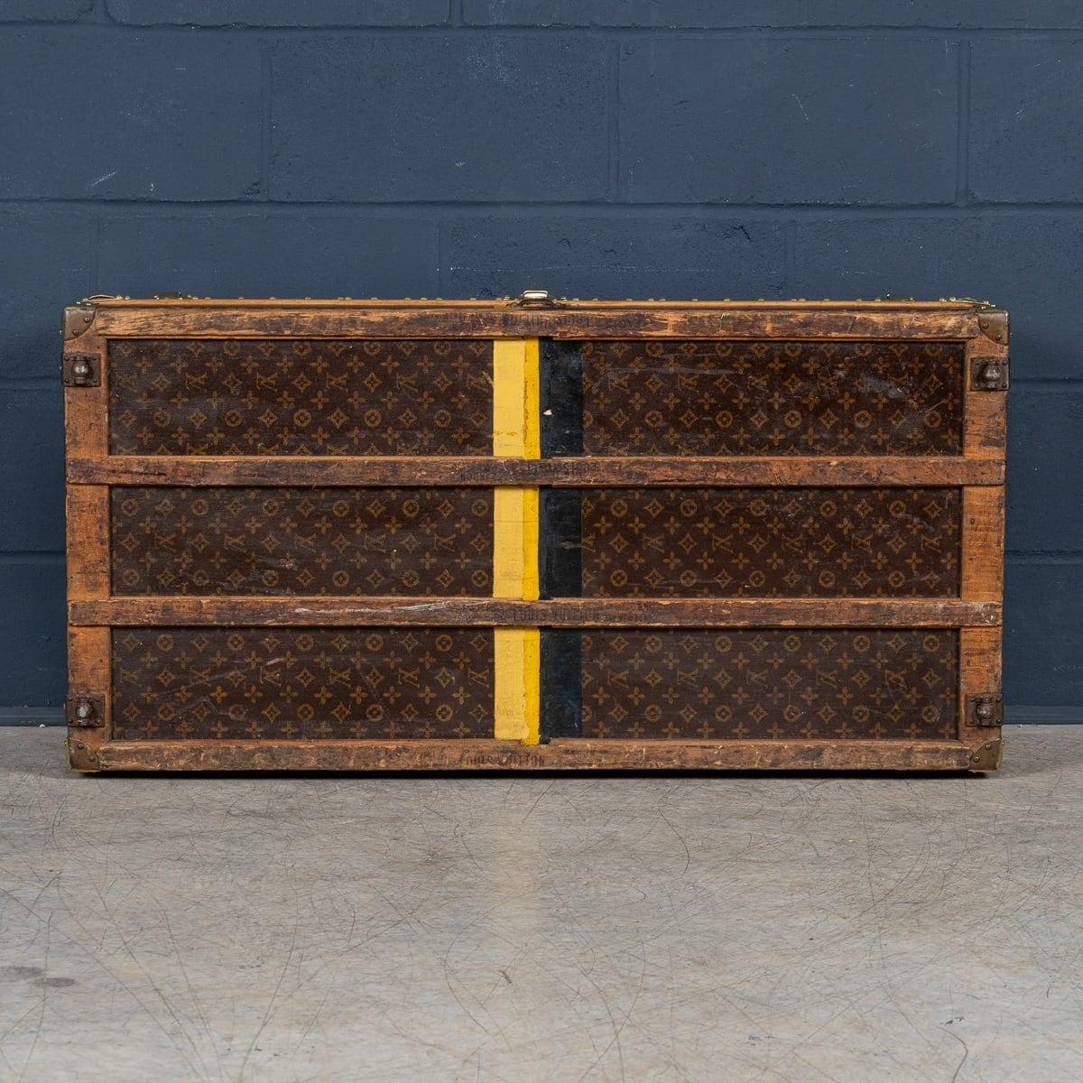 Laiton Malle Cabine Louis Vuitton du 20ème siècle en toile monogramme, France c.1930 en vente