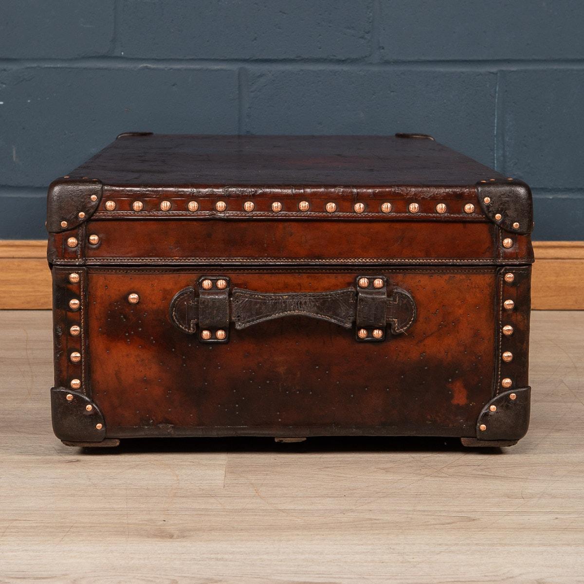 Baúl de cabina Louis Vuitton del siglo XX en piel de vaca natural, París, c.1910 Cuero en venta