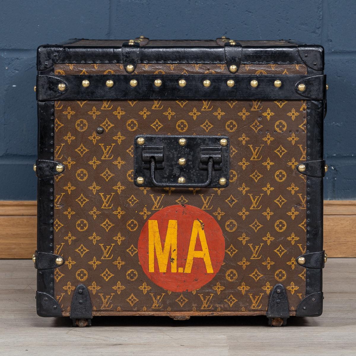 Mid-20th Century 20th Century Louis Vuitton Courier Trunk, France c.1930 For Sale