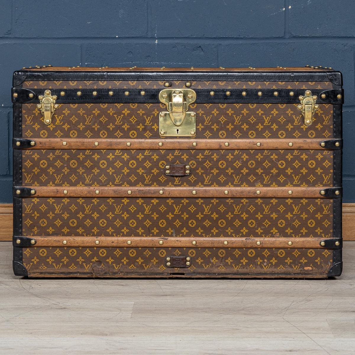 Um die Wende vom 19. zum 20. Jahrhundert hatte sich Louis Vuitton als Marktführer in der Kofferherstellung etabliert und musste seine inzwischen berühmte Marke von den Nachahmern und Konkurrenten abheben. Sie beschlossen, ein Logo, ein Monogramm, zu
