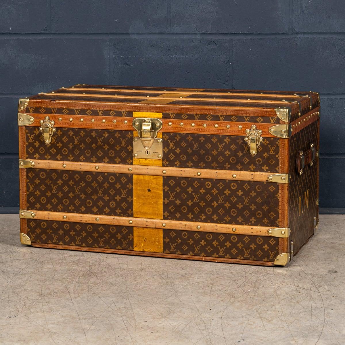 Au tournant des XIXe et XXe siècles, Louis Vuitton s'est imposé comme le leader du marché de la fabrication de malles et doit se démarquer des imitateurs et des concurrents de sa marque désormais célèbre. Ils ont décidé de créer un logo, un