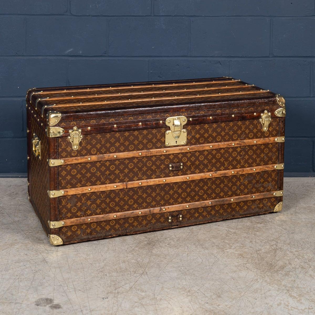Au tournant des XIXe et XXe siècles, Louis Vuitton s'est imposé comme le leader du marché de la fabrication de malles et doit se démarquer des imitateurs et des concurrents de sa marque désormais célèbre. Ils ont décidé de créer un logo, un