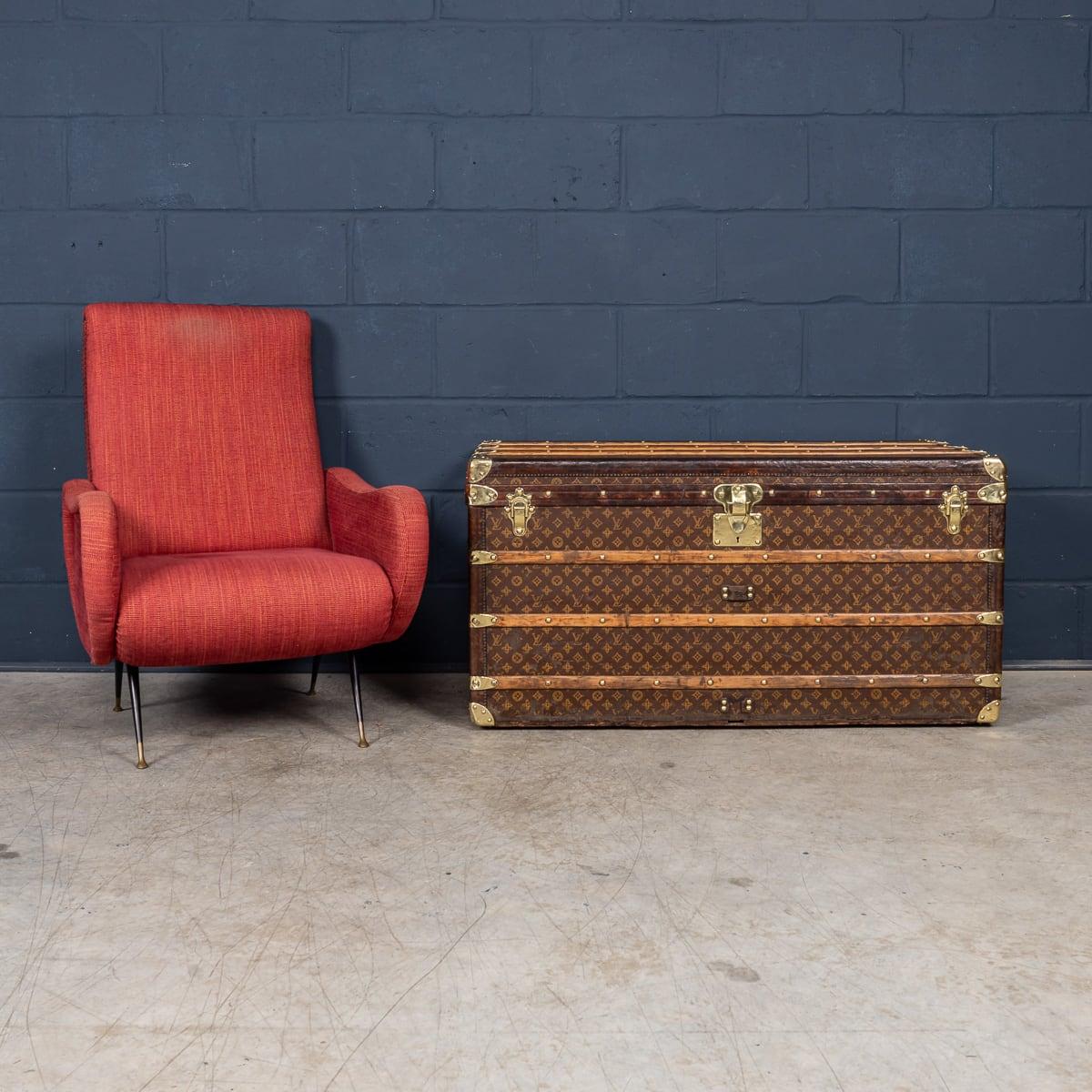 Autre Malle de coursier Louis Vuitton du 20ème siècle en toile monogrammée, France vers 1930 en vente
