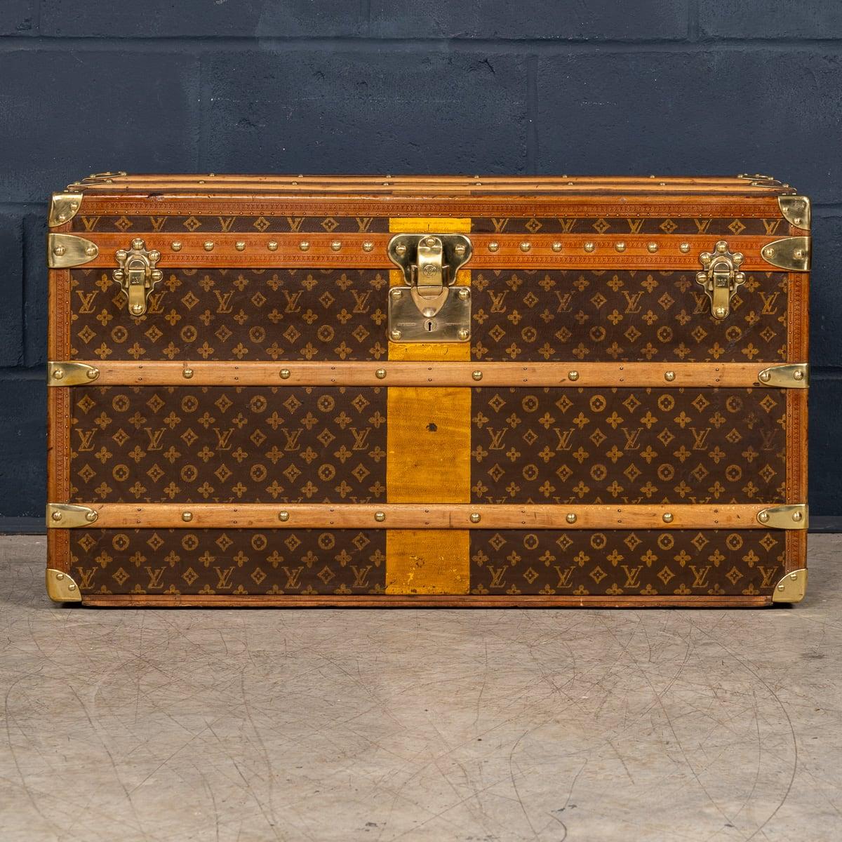 Français Malle de coursier Louis Vuitton du 20ème siècle en toile monogrammée, France vers 1930 en vente
