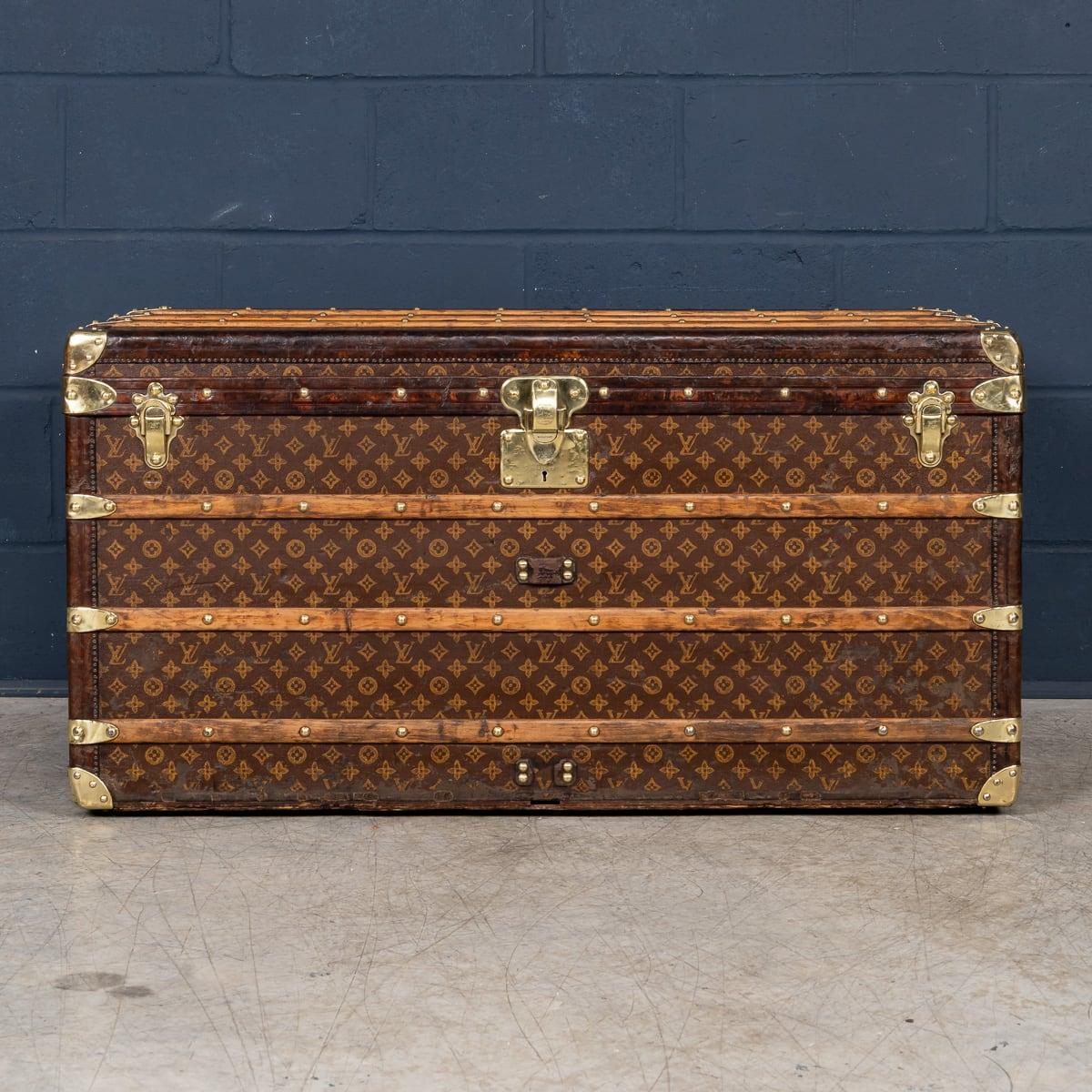 Français Malle de coursier Louis Vuitton du 20ème siècle en toile monogrammée, France vers 1930 en vente