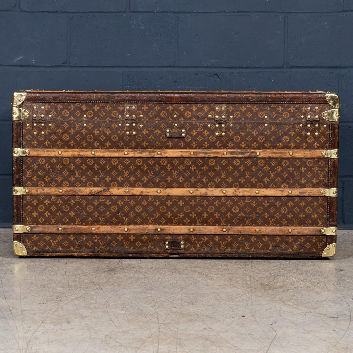 20ième siècle Malle de coursier Louis Vuitton du 20ème siècle en toile monogrammée, France vers 1930 en vente