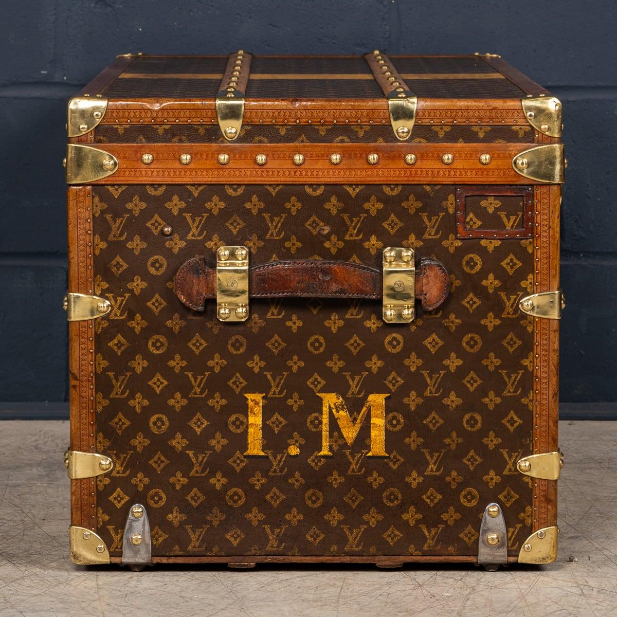 Laiton Malle de coursier Louis Vuitton du 20ème siècle en toile monogrammée, France vers 1930 en vente