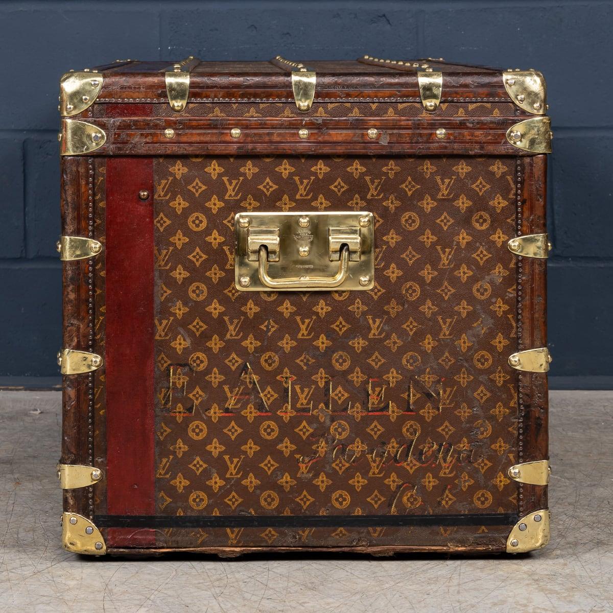 Laiton Malle de coursier Louis Vuitton du 20ème siècle en toile monogrammée, France vers 1930 en vente