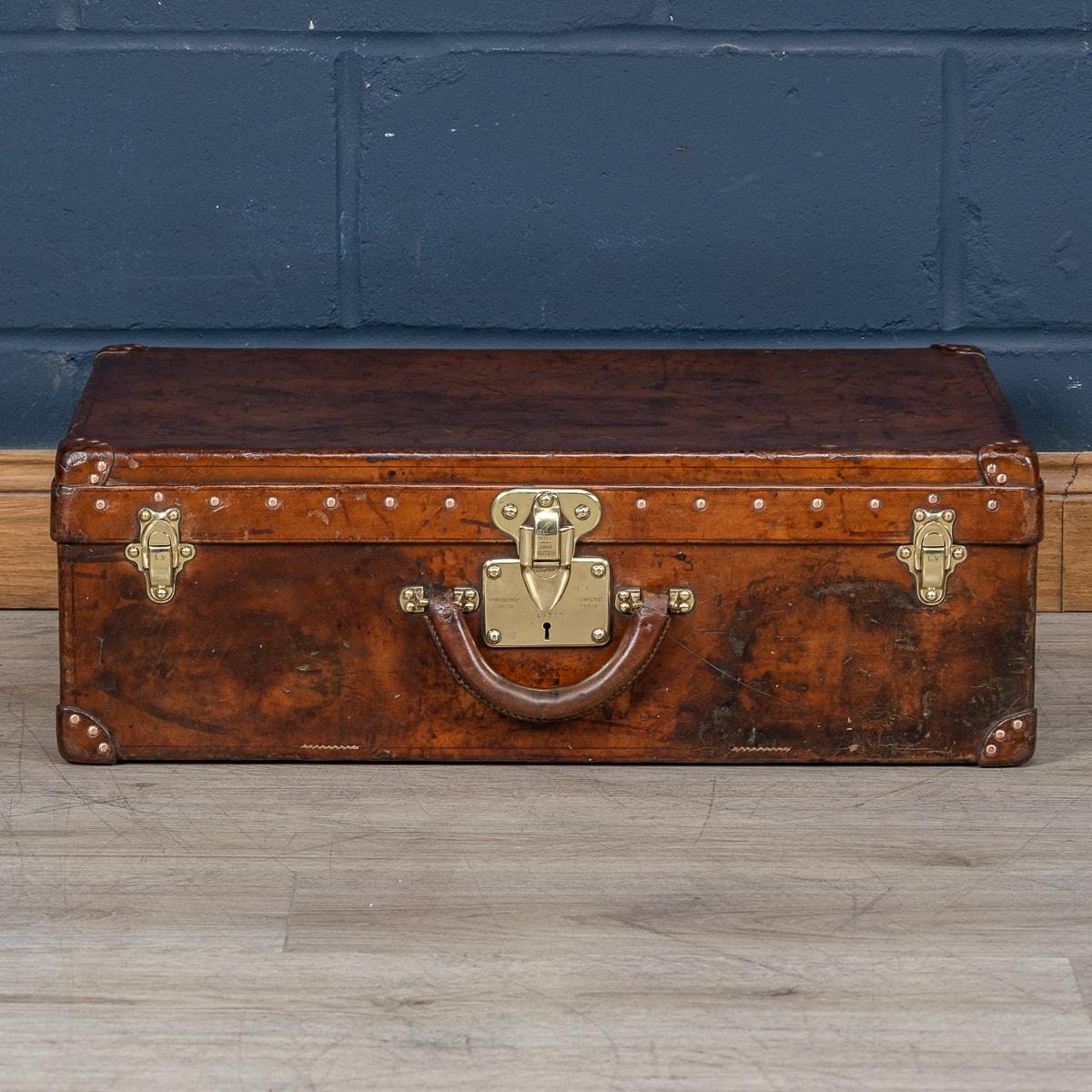 Une valise Louis Vuitton très inhabituelle et exceptionnellement rare, datant des premières années du 20e siècle, se distingue non pas par la toile du monogramme mondialement connu, mais par un revêtement distinctif fabriqué à partir d'un morceau