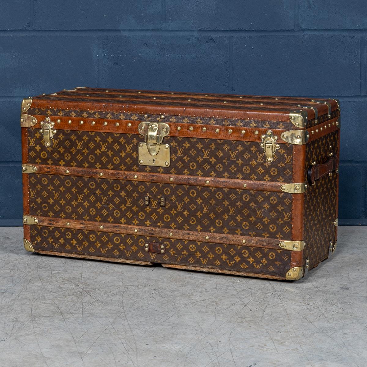 Magnifique et exceptionnellement rare malle à chaussures Louis Vuitton, ornée d'une toile monogramme au pochoir, d'une garniture en lozine et de ferrures en laiton. Son caractère unique est renforcé par sa taille remarquablement peu commune qui le