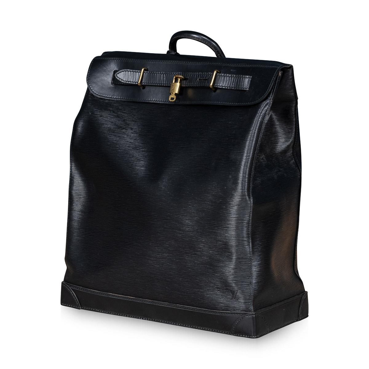 Un grand sac de voyage Louis Vuitton en cuir Epi noir, fabriqué en France dans le dernier quart du 20e siècle. Les sacs à vapeur sont produits par Louis Vuitton depuis plus de 120 ans. En 1901, l'entreprise lance le sac à vapeur simple en toile et