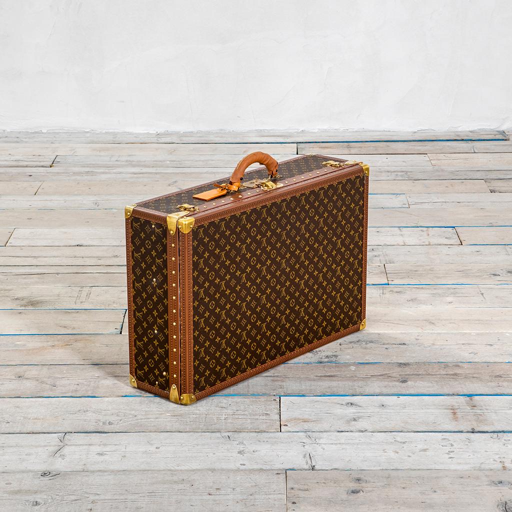 The timeless model Bisten 75 suitcase from the 80s is an integral part of the Louis Vuitton prestigious heritage. Slender and incomparably sturdy, it continues to impress connoisseurs from all around the world. Fashionable and essential, it is