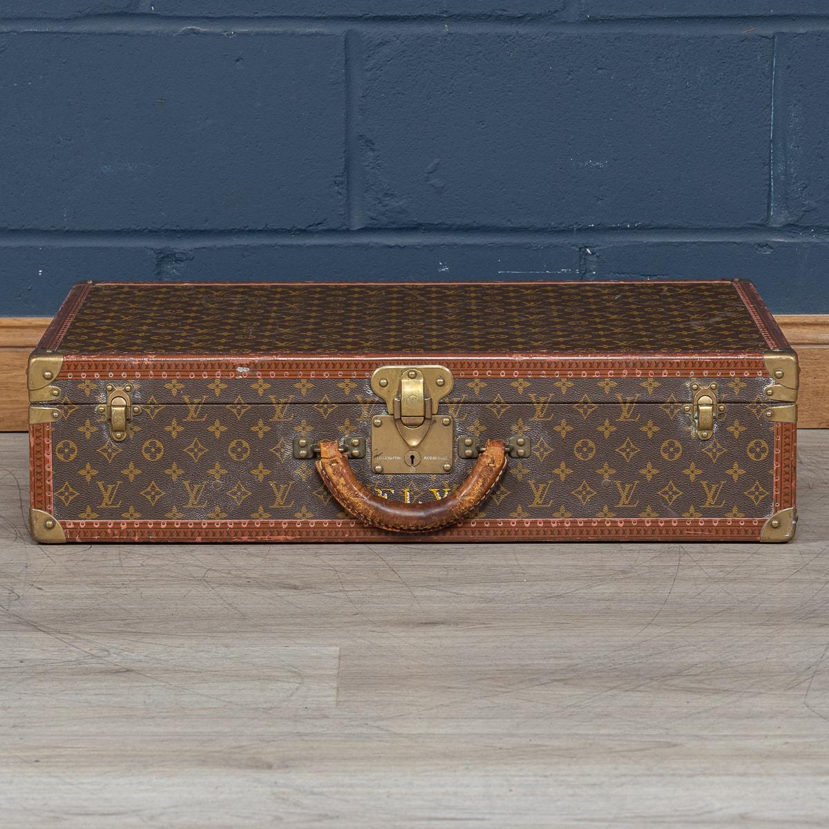Ravissante valise rigide Louis Vuitton du milieu à la fin du XXe siècle, recouverte de la toile du monogramme emblématique et complétée par des ferrures en laiton. L'extérieur dégage le style inimitable qui est devenu synonyme de la célèbre maison