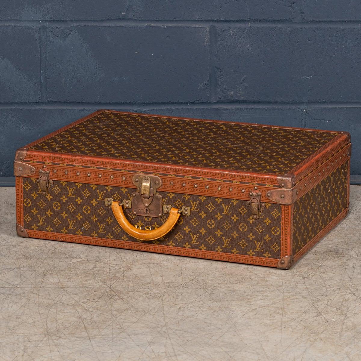 Charmante valise rigide Louis Vuitton, milieu ou fin du 20e siècle, dont l'extérieur est recouvert de la célèbre toile au monogramme et de ferrures en laiton. Une belle pièce à utiliser aujourd'hui ou comme objet décoratif pour la maison.

Bref