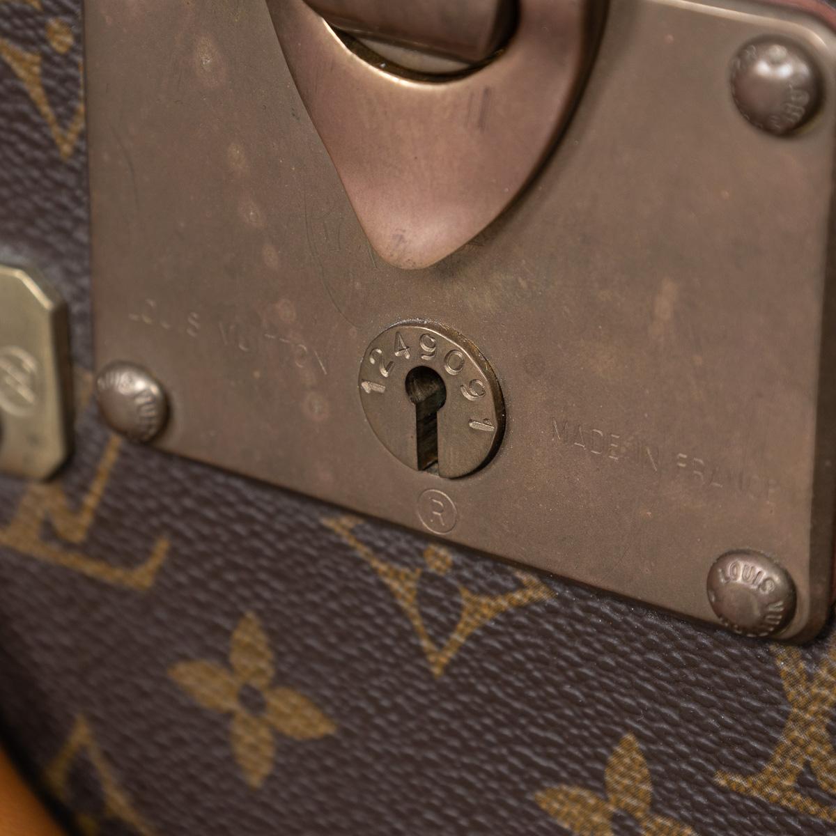 Valise Louis Vuitton du 20ème siècle en toile à monogrammes, France en vente 9