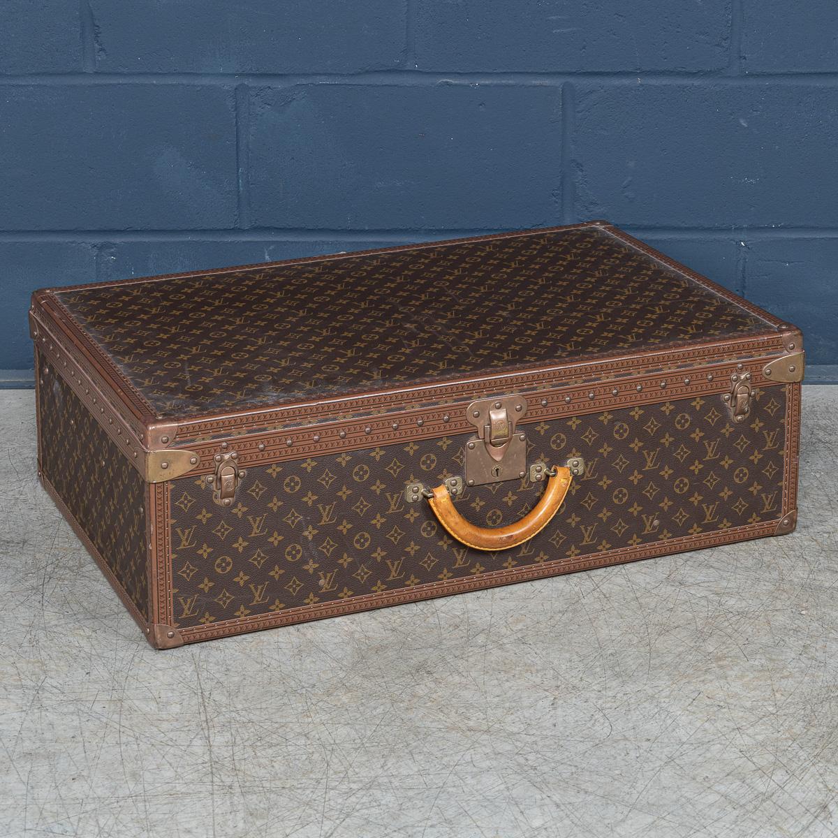 Ravissante valise rigide Louis Vuitton de la fin du XXe siècle, recouverte de la toile du monogramme emblématique et complétée par des ferrures en laiton. L'extérieur dégage le style inimitable qui est devenu synonyme de la célèbre maison de