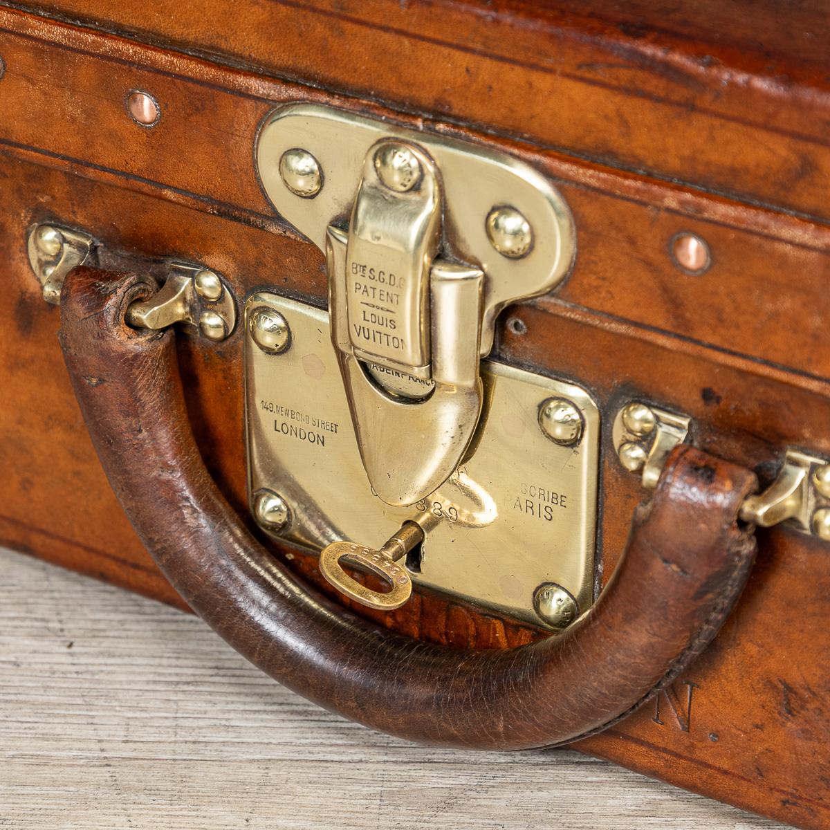 20th Century Louis Vuitton Suitcase In Natural Cow Hide, France c.1910 For Sale 8